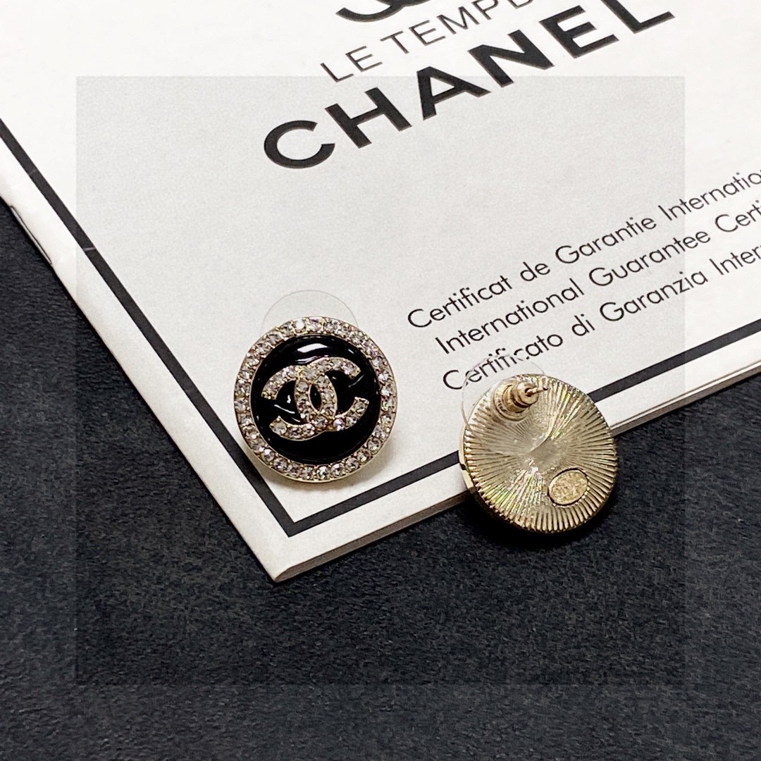 Chanel 🇫🇷香奈儿双C耳钉 这款随意搭配都是非常好看百搭时尚单品 🎁日常款 很修饰脸型 很上档次的