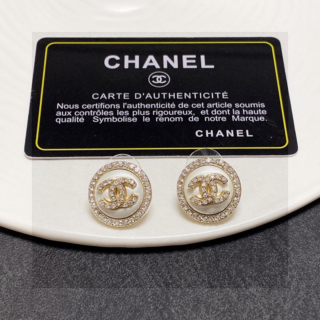  Chanel 🇫🇷香奈儿双C耳钉 这款随意搭配都是非常好看百搭时尚单品 🎁日常款 很修饰脸型 很上档次