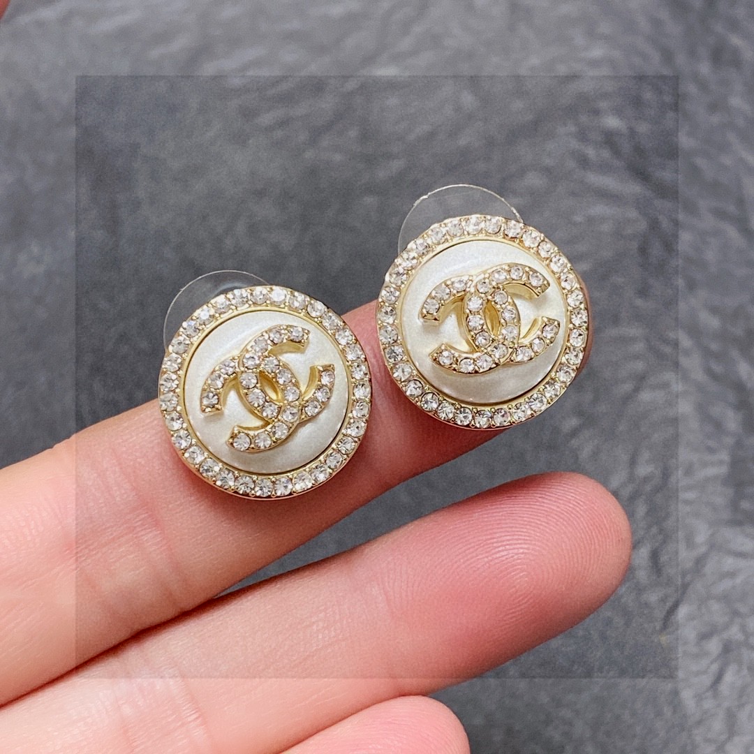  Chanel 🇫🇷香奈儿双C耳钉 这款随意搭配都是非常好看百搭时尚单品 🎁日常款 很修饰脸型 很上档次
