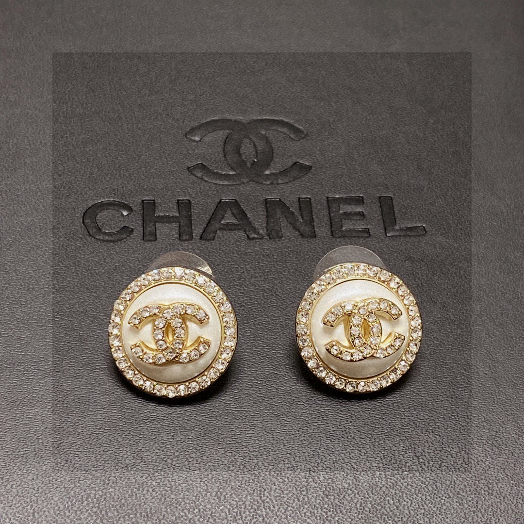  Chanel 🇫🇷香奈儿双C耳钉 这款随意搭配都是非常好看百搭时尚单品 🎁日常款 很修饰脸型 很上档次