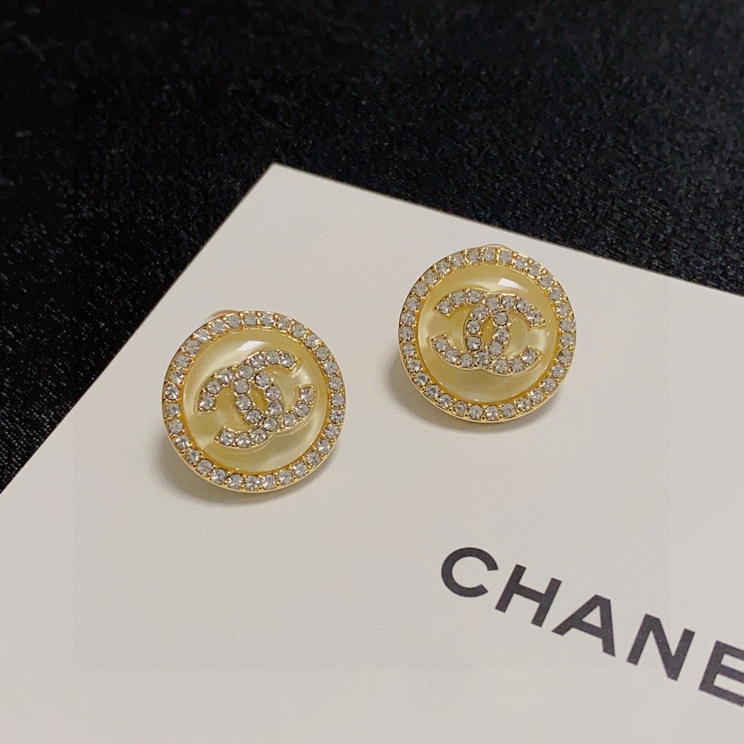  Chanel 🇫🇷香奈儿双C耳钉 这款随意搭配都是非常好看百搭时尚单品 🎁日常款 很修饰脸型 很上档次