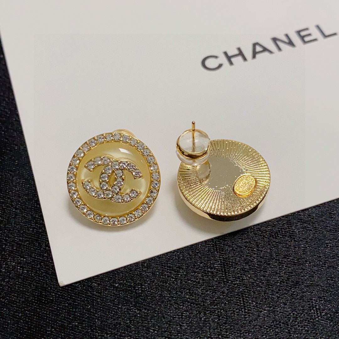  Chanel 🇫🇷香奈儿双C耳钉 这款随意搭配都是非常好看百搭时尚单品 🎁日常款 很修饰脸型 很上档次