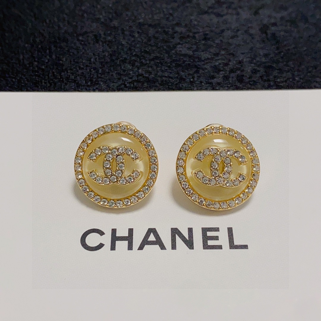  Chanel 🇫🇷香奈儿双C耳钉 这款随意搭配都是非常好看百搭时尚单品 🎁日常款 很修饰脸型 很上档次