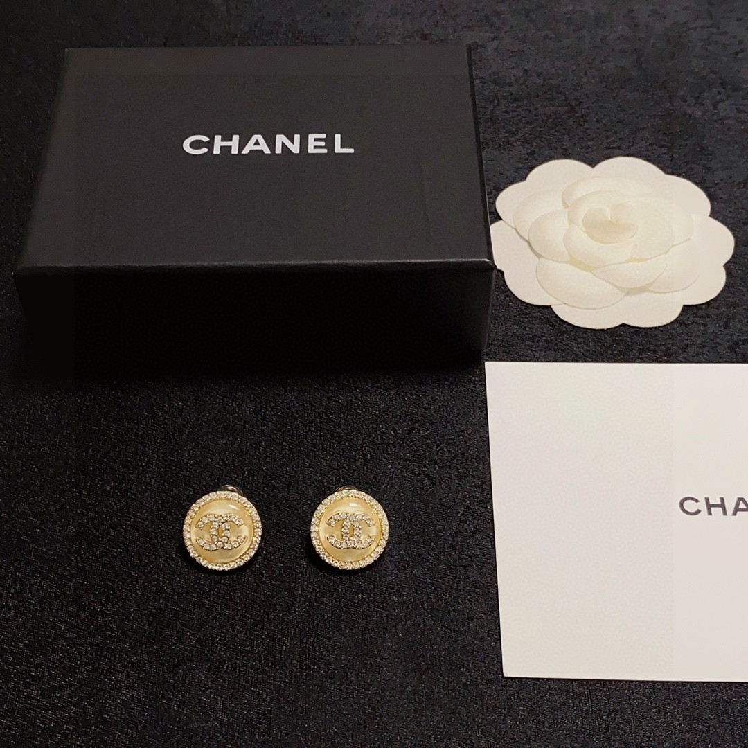  Chanel 🇫🇷香奈儿双C耳钉 这款随意搭配都是非常好看百搭时尚单品 🎁日常款 很修饰脸型 很上档次