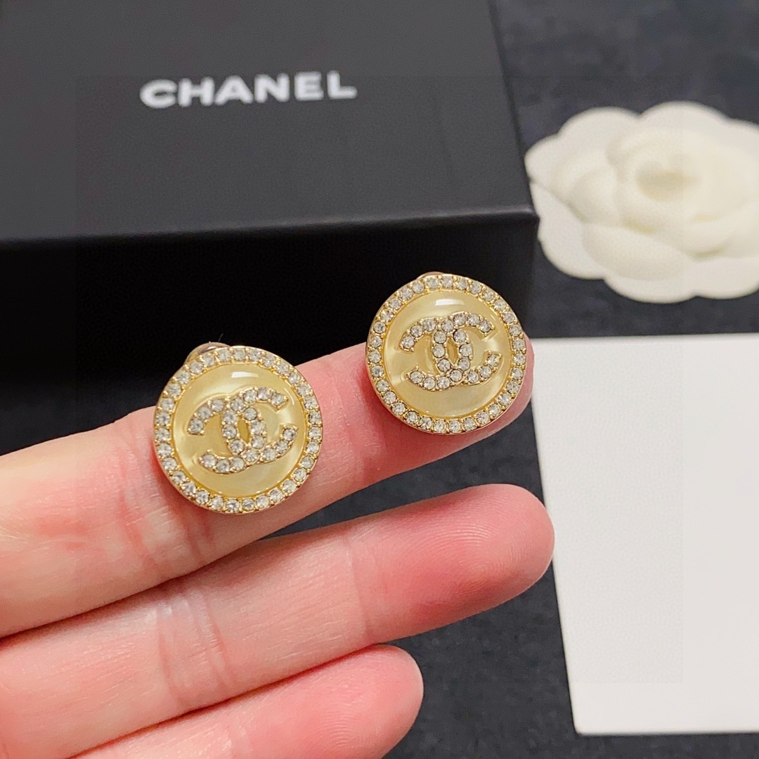  Chanel 🇫🇷香奈儿双C耳钉 这款随意搭配都是非常好看百搭时尚单品 🎁日常款 很修饰脸型 很上档次