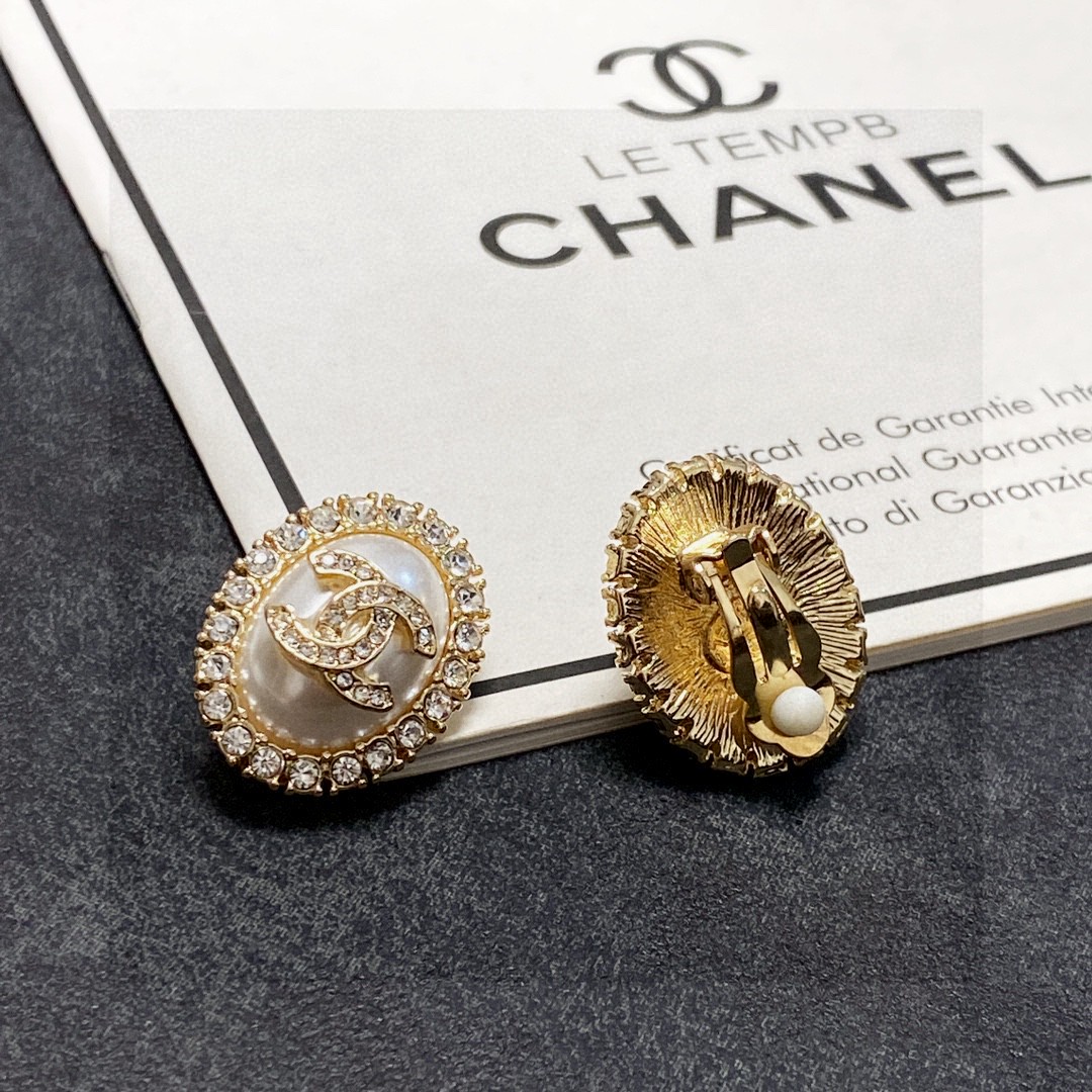 💘耳夹CHANEl专柜最新款同步上新❤香奈儿耳夹💗耳环大牌香奶奶这个品牌在时尚女性当中绝对无所不知🧐原版
