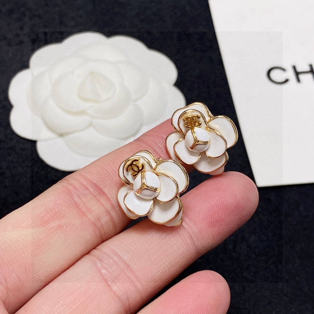 💘耳夹CHANEl小香风不用打耳洞的耳环😍香奈儿耳夹💗耳环大牌香奶奶这个品牌在时尚女性当中绝对无所不知🧐