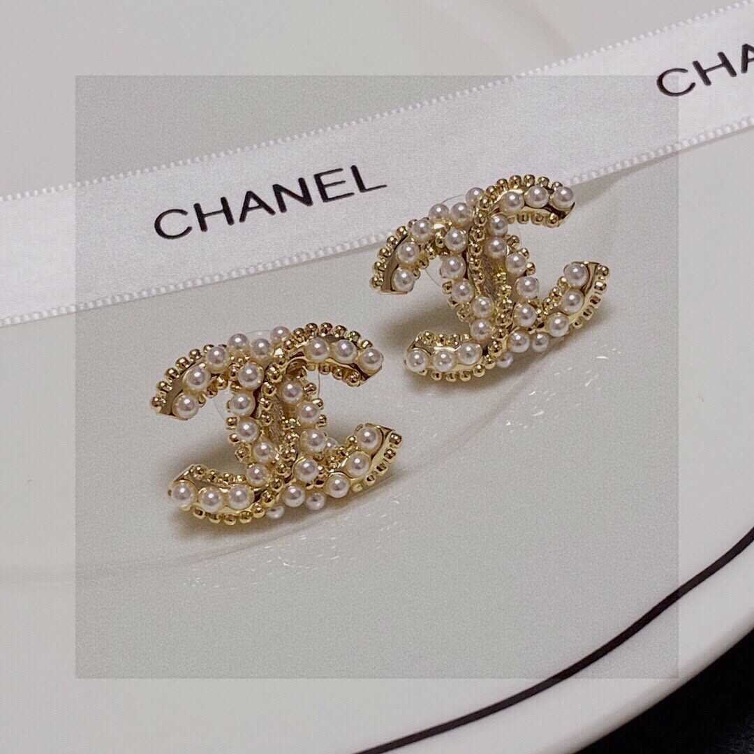 🔥卖疯了太好看了💘【代购级别】最新款 Chanel 🌌🌌🌌小香(蝴蝶结 珍珠耳钉)非常漂亮 专柜一致黄铜