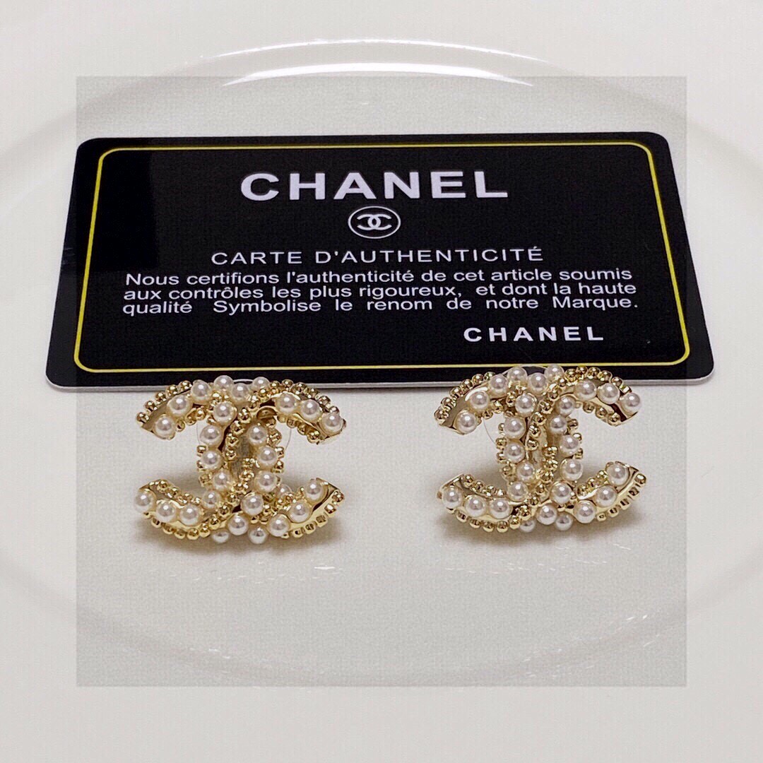 🔥卖疯了太好看了💘【代购级别】最新款 Chanel 🌌🌌🌌小香(蝴蝶结 珍珠耳钉)非常漂亮 专柜一致黄铜