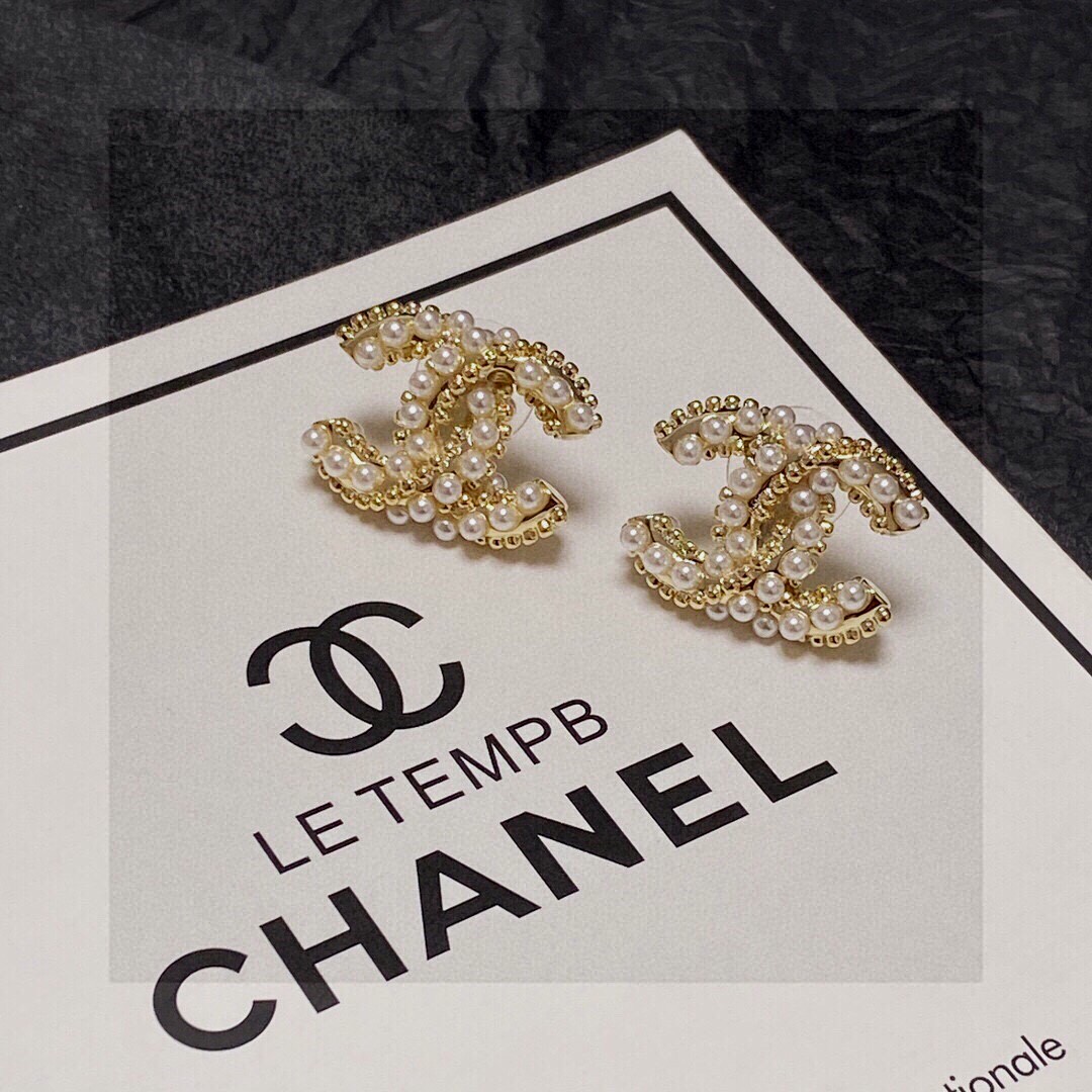 🔥卖疯了太好看了💘【代购级别】最新款 Chanel 🌌🌌🌌小香(蝴蝶结 珍珠耳钉)非常漂亮 专柜一致黄铜