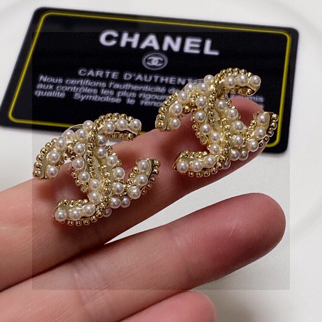 🔥卖疯了太好看了💘【代购级别】最新款 Chanel 🌌🌌🌌小香(蝴蝶结 珍珠耳钉)非常漂亮 专柜一致黄铜