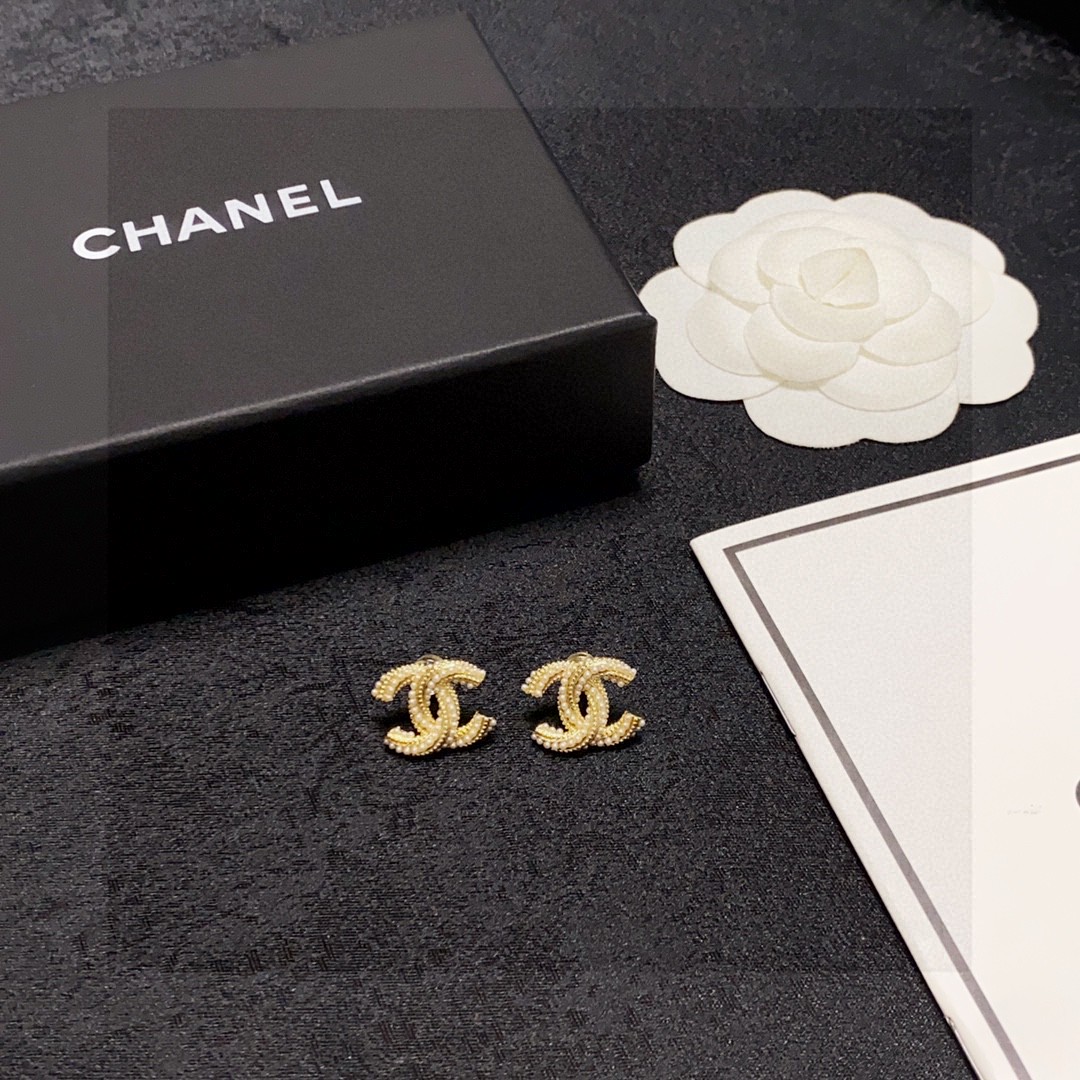  2025劲爆新款【Chanel香奈儿】金色镶小珍珠耳钉👍非常休闲和高级感😍市面最高版本！👒👒香奈儿耳钉
