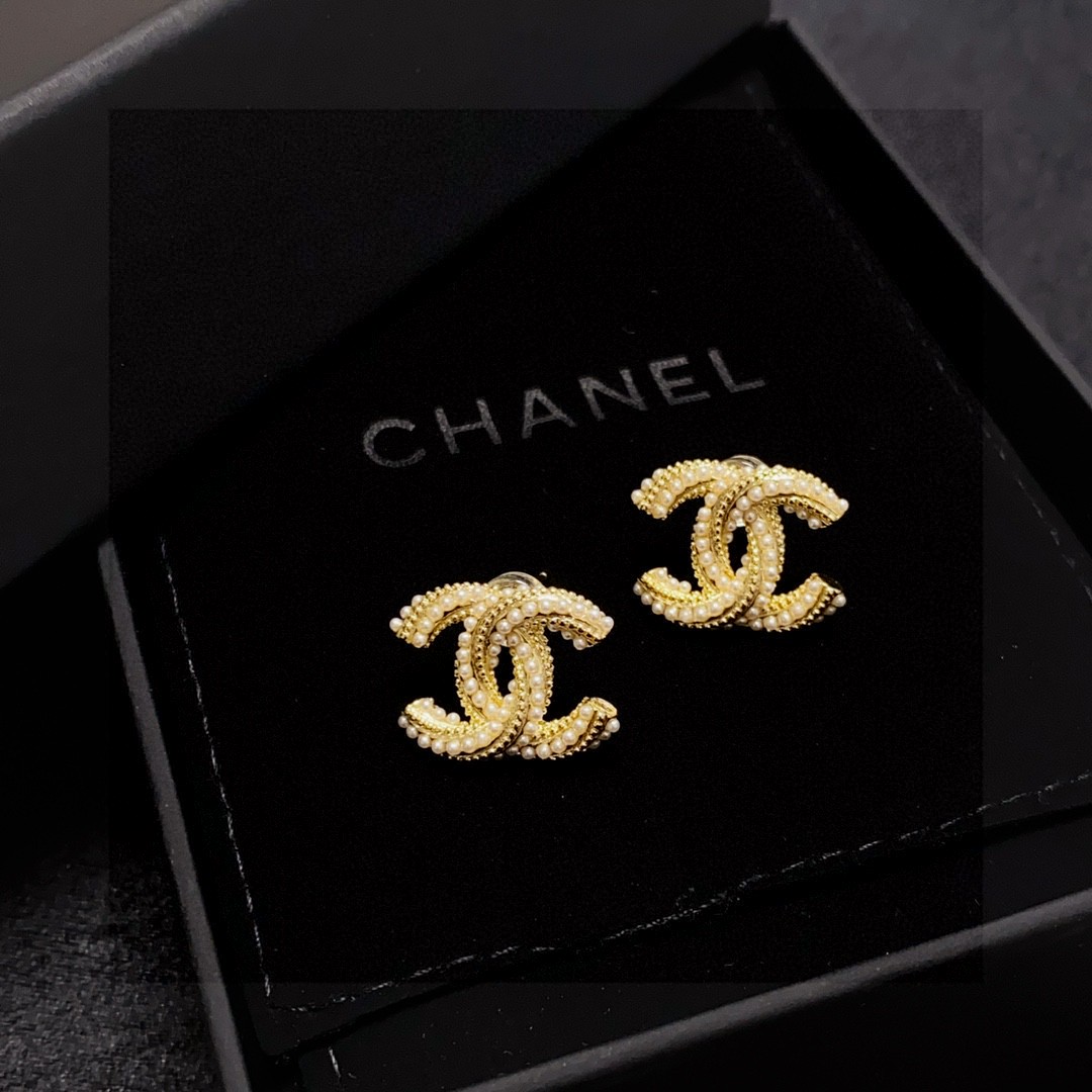  2025劲爆新款【Chanel香奈儿】金色镶小珍珠耳钉👍非常休闲和高级感😍市面最高版本！👒👒香奈儿耳钉