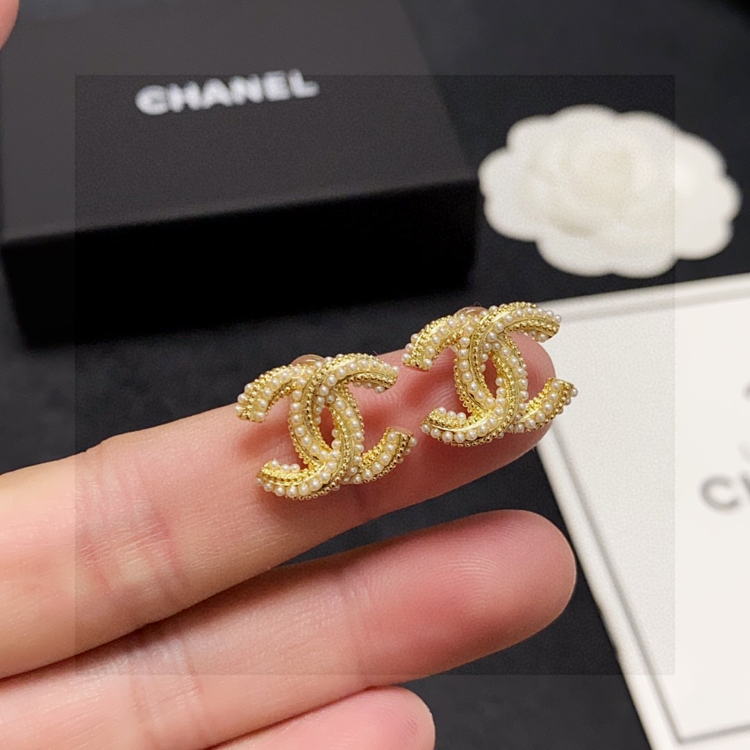  2025劲爆新款【Chanel香奈儿】金色镶小珍珠耳钉👍非常休闲和高级感😍市面最高版本！👒👒香奈儿耳钉