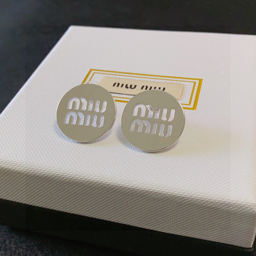  新款 缪缪（MIUMIU）圆形镂空字母设计耳钉👌😍就是小仙女 女神必备单品 非常有女人气质 超美耳环、