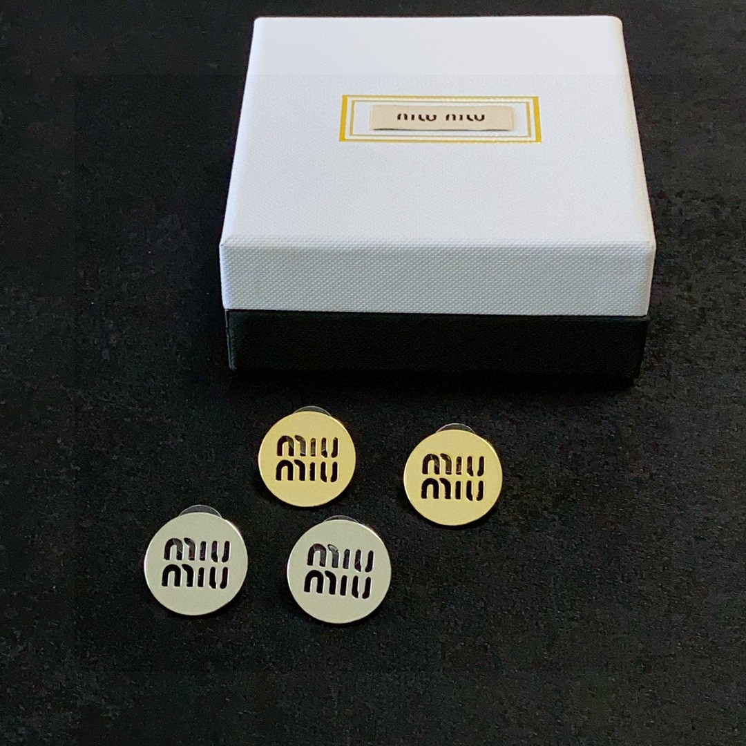 新款 缪缪（MIUMIU）圆形镂空字母设计耳钉👌😍就是小仙女 女神必备单品 非常有女人气质 超美耳环、