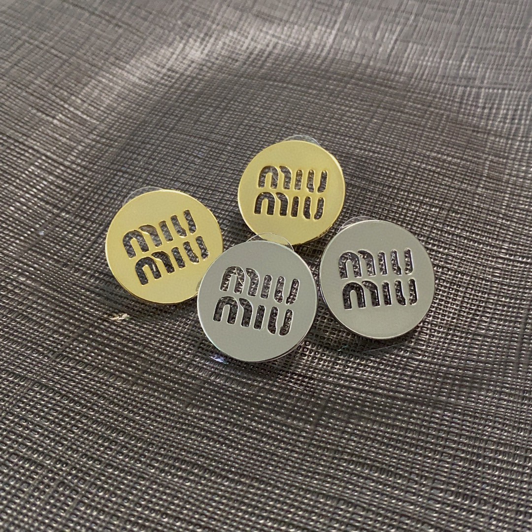  新款 缪缪（MIUMIU）圆形镂空字母设计耳钉👌😍就是小仙女 女神必备单品 非常有女人气质 超美耳环、