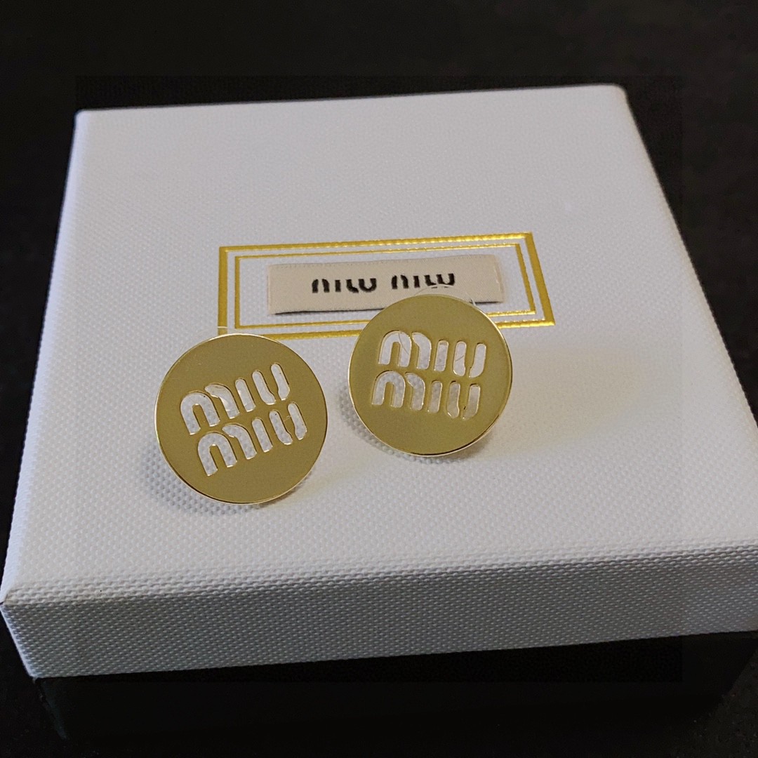 新款 缪缪（MIUMIU）圆形镂空字母设计耳钉👌😍就是小仙女 女神必备单品 非常有女人气质 超美耳环、