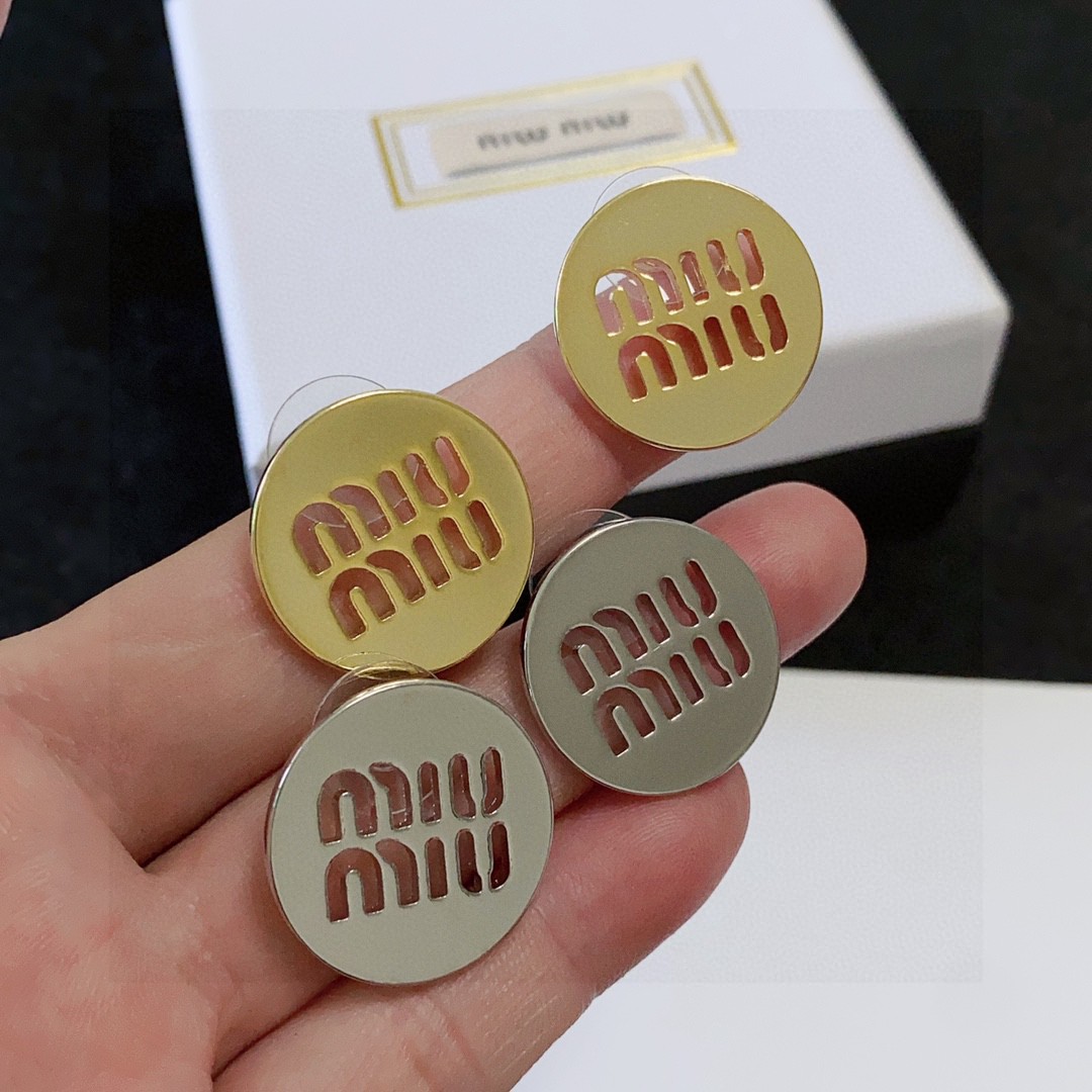  新款 缪缪（MIUMIU）圆形镂空字母设计耳钉👌😍就是小仙女 女神必备单品 非常有女人气质 超美耳环、