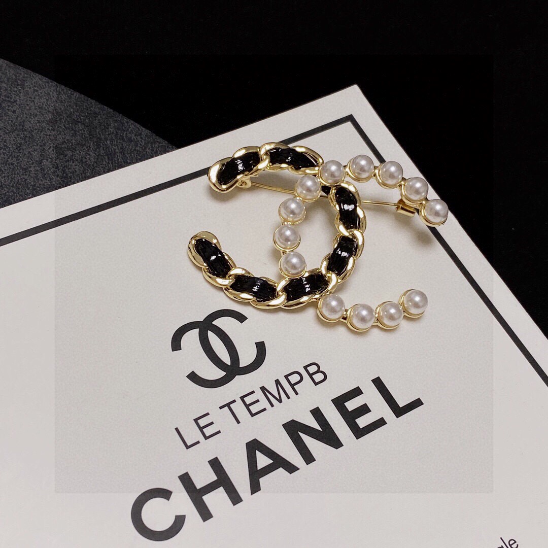 CHANEL🇫🇷小香 专柜新款同步上新香奈儿胸针，是最懂女人的饰物。那些倾注了全部心血去做自己的女人，往