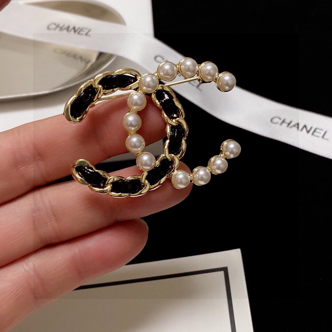 CHANEL🇫🇷小香 专柜新款同步上新香奈儿胸针，是最懂女人的饰物。那些倾注了全部心血去做自己的女人，往