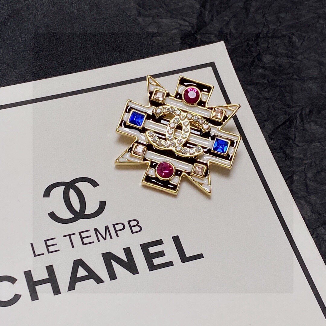 CHANEL🇫🇷小香 专柜新款同步上新香奈儿胸针，是最懂女人的饰物。那些倾注了全部心血去做自己的女人，往