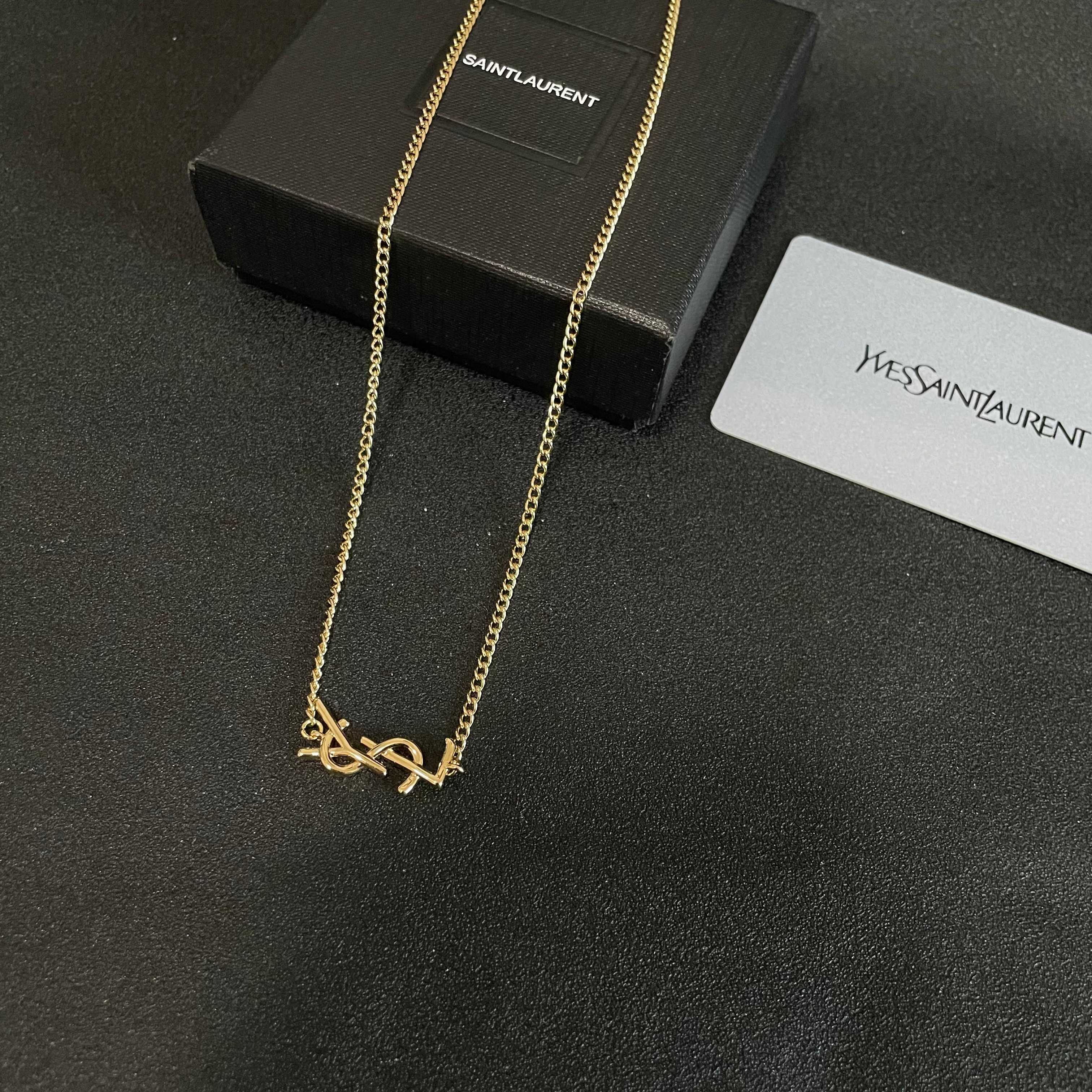 ⭕️新款YSL 圣罗兰项链👍原装黄铜材质 Yves Saint Laurent 创立于1961年 优雅抽