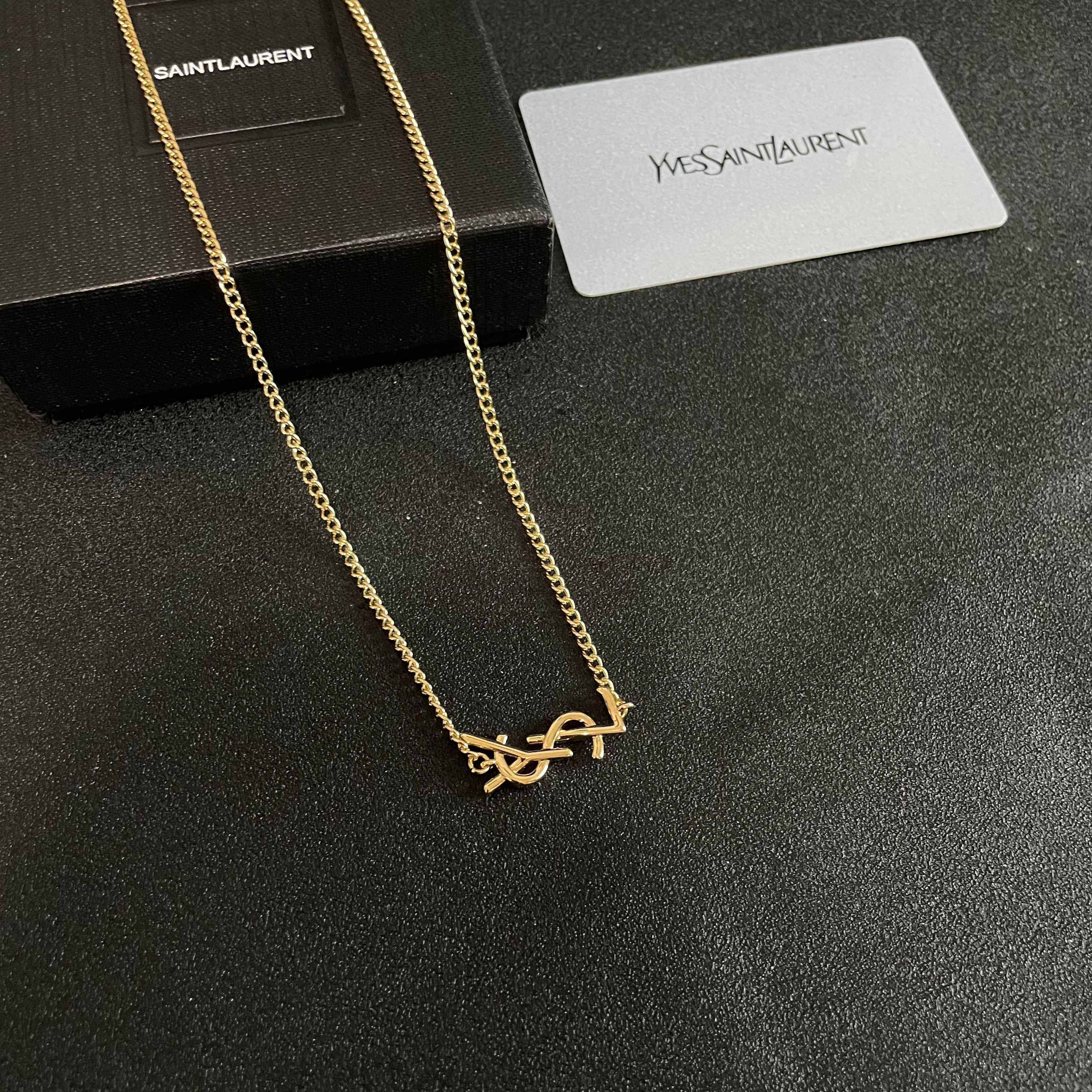 ⭕️新款YSL 圣罗兰项链👍原装黄铜材质 Yves Saint Laurent 创立于1961年 优雅抽