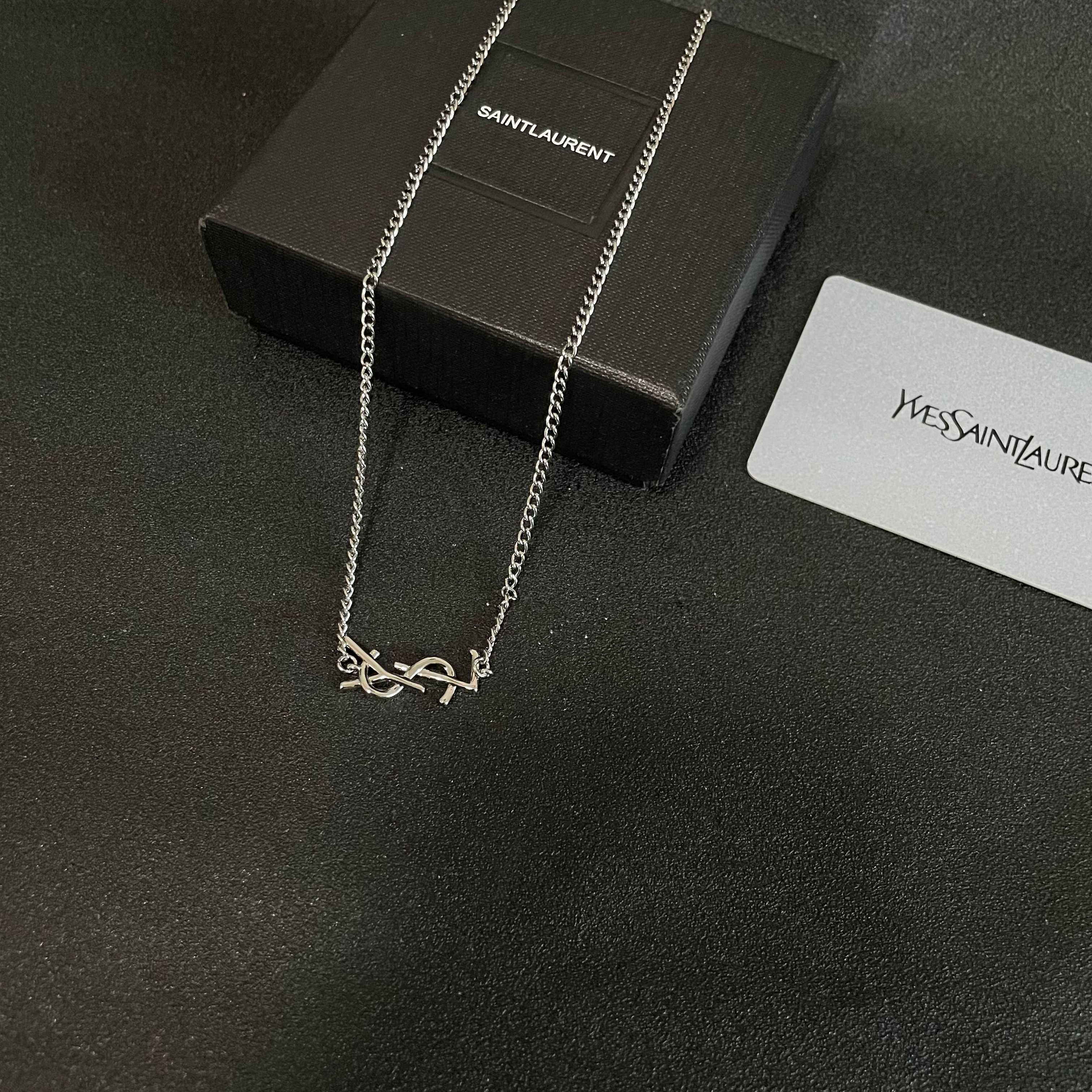 ⭕️新款YSL 圣罗兰项链👍原装黄铜材质 Yves Saint Laurent 创立于1961年 优雅抽