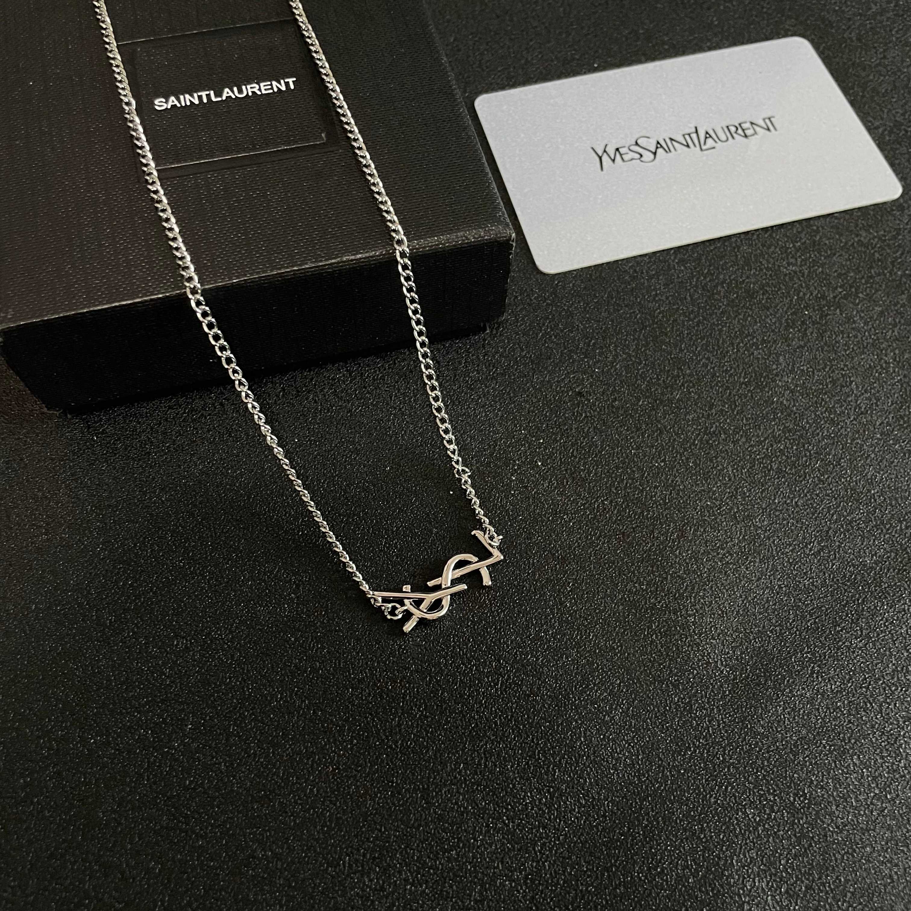 ⭕️新款YSL 圣罗兰项链👍原装黄铜材质 Yves Saint Laurent 创立于1961年 优雅抽