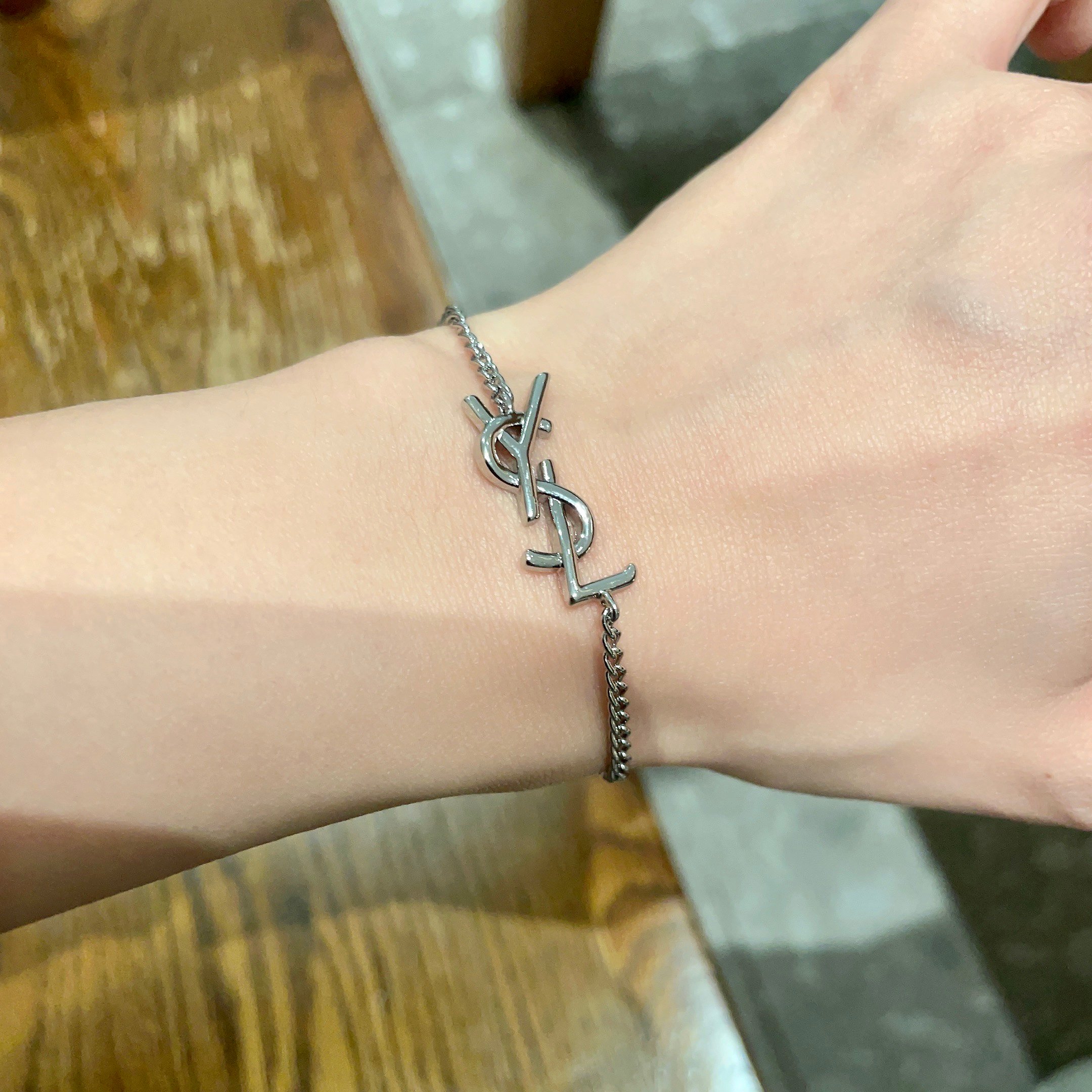 ⭕️新款YSL 圣罗兰手链👍原装黄铜材质 Yves Saint Laurent 创立于1961年 优雅抽
