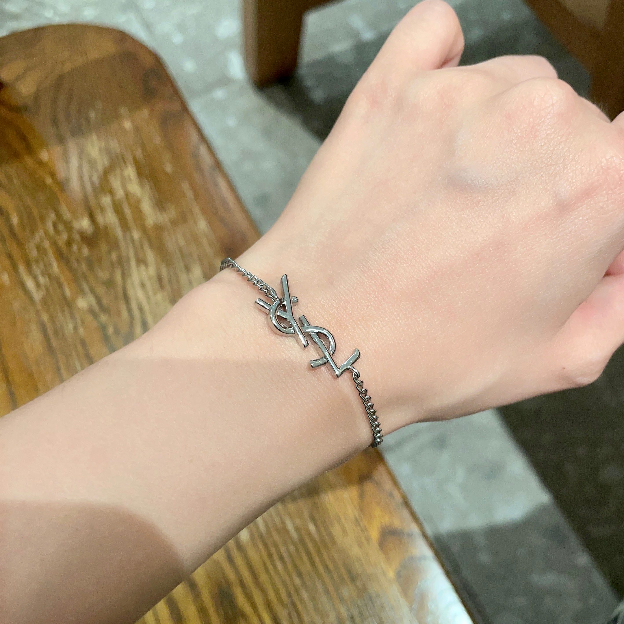 ⭕️新款YSL 圣罗兰手链👍原装黄铜材质 Yves Saint Laurent 创立于1961年 优雅抽