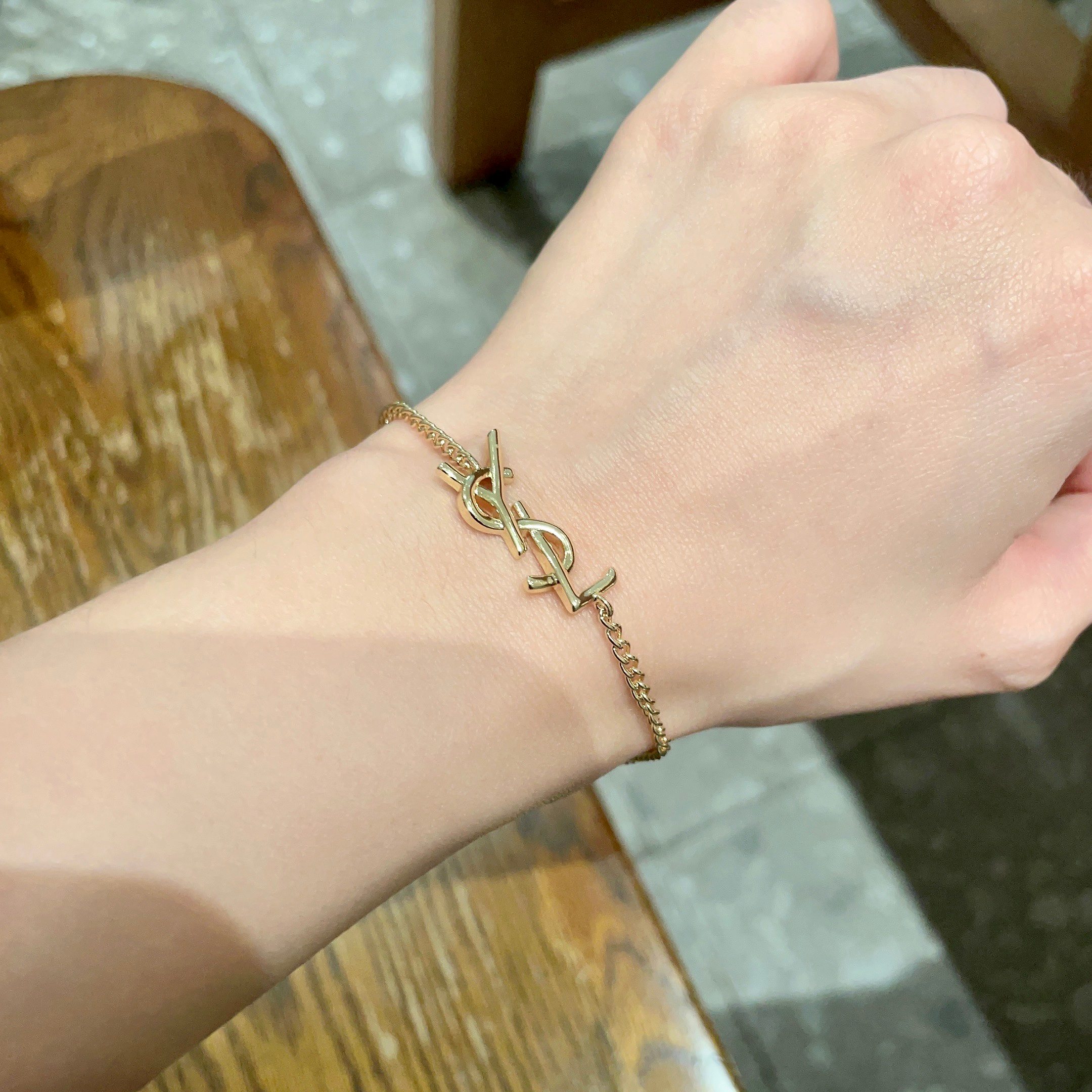 ⭕️新款YSL 圣罗兰手链👍原装黄铜材质 Yves Saint Laurent 创立于1961年 优雅抽