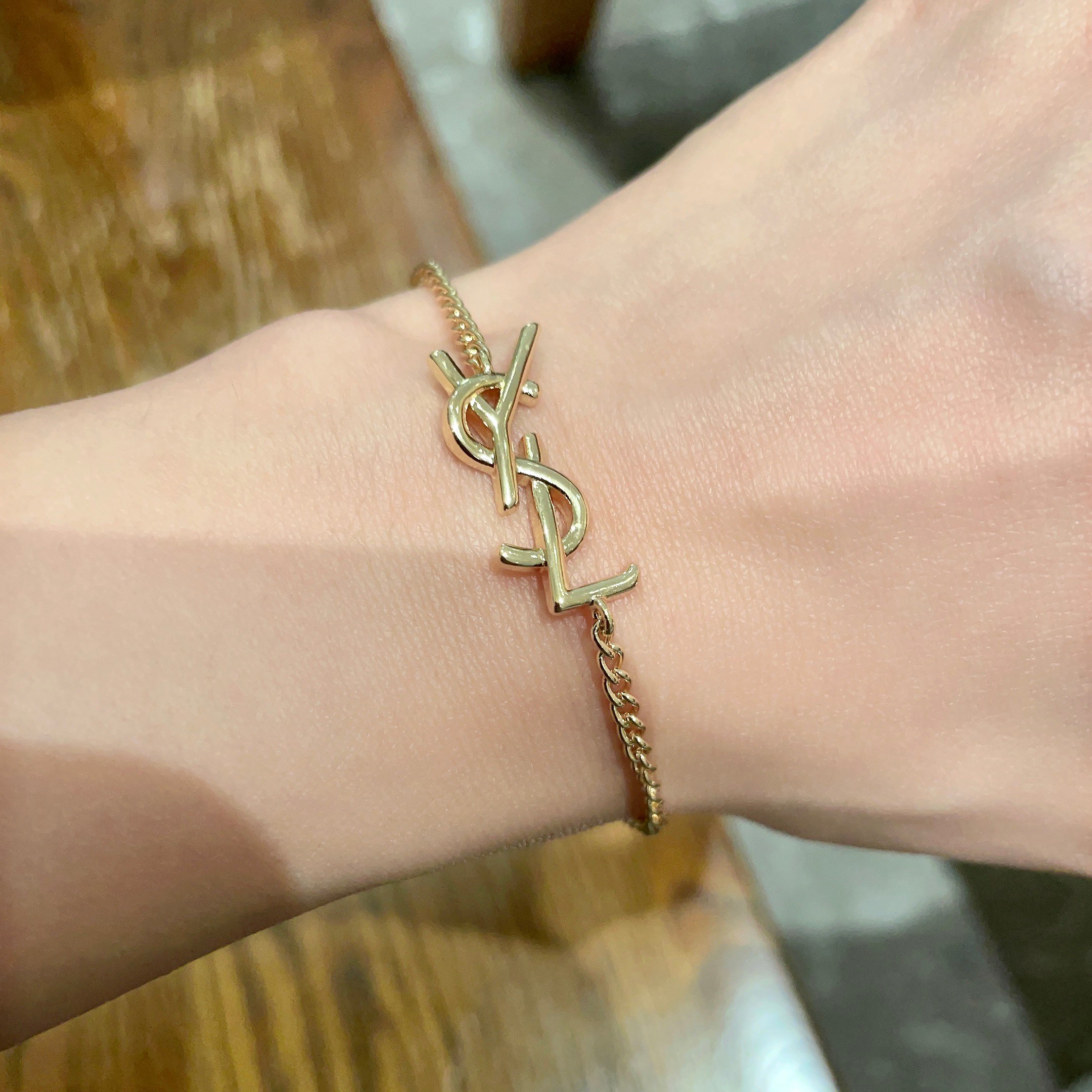⭕️新款YSL 圣罗兰手链👍原装黄铜材质 Yves Saint Laurent 创立于1961年 优雅抽