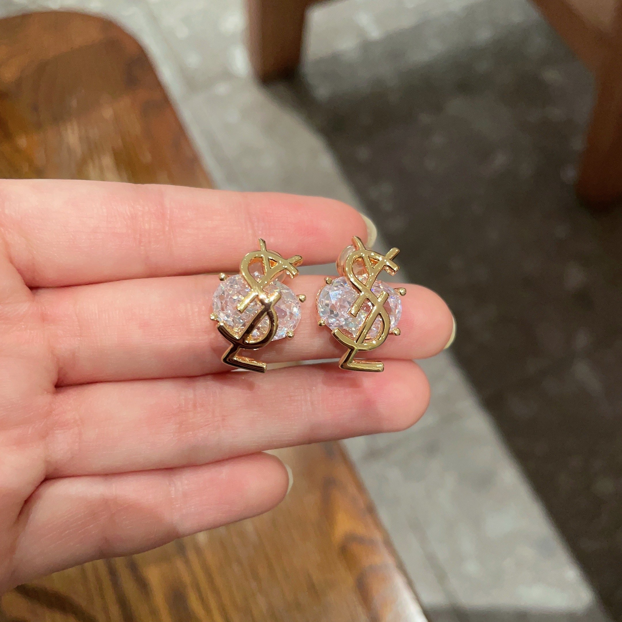  新款 ysl圣罗兰耳钉 美丽永远敌不过经典 黄金时期的香奈就是最经典．也是最有味道的 女人独立优雅魅力