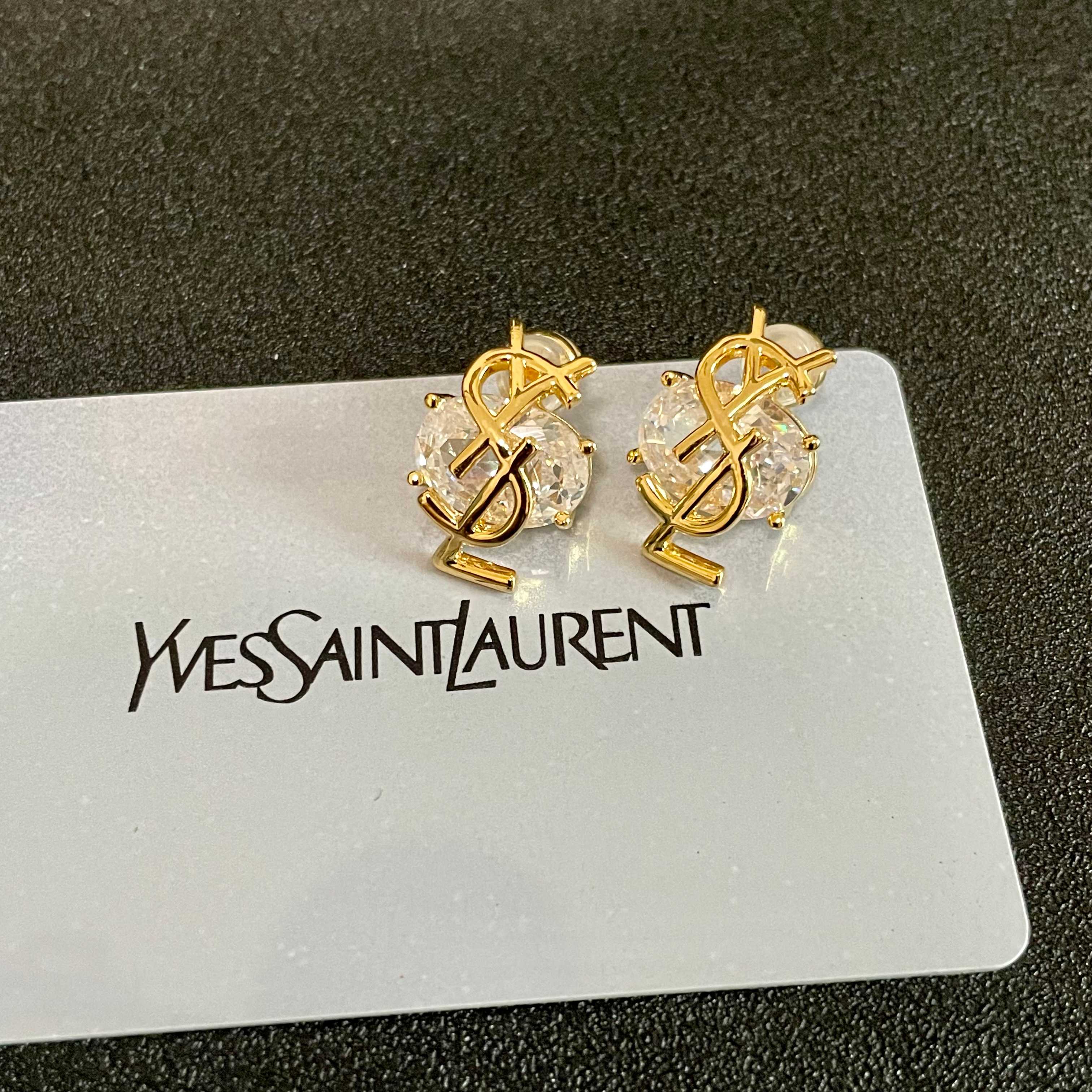  新款 ysl圣罗兰耳钉 美丽永远敌不过经典 黄金时期的香奈就是最经典．也是最有味道的 女人独立优雅魅力