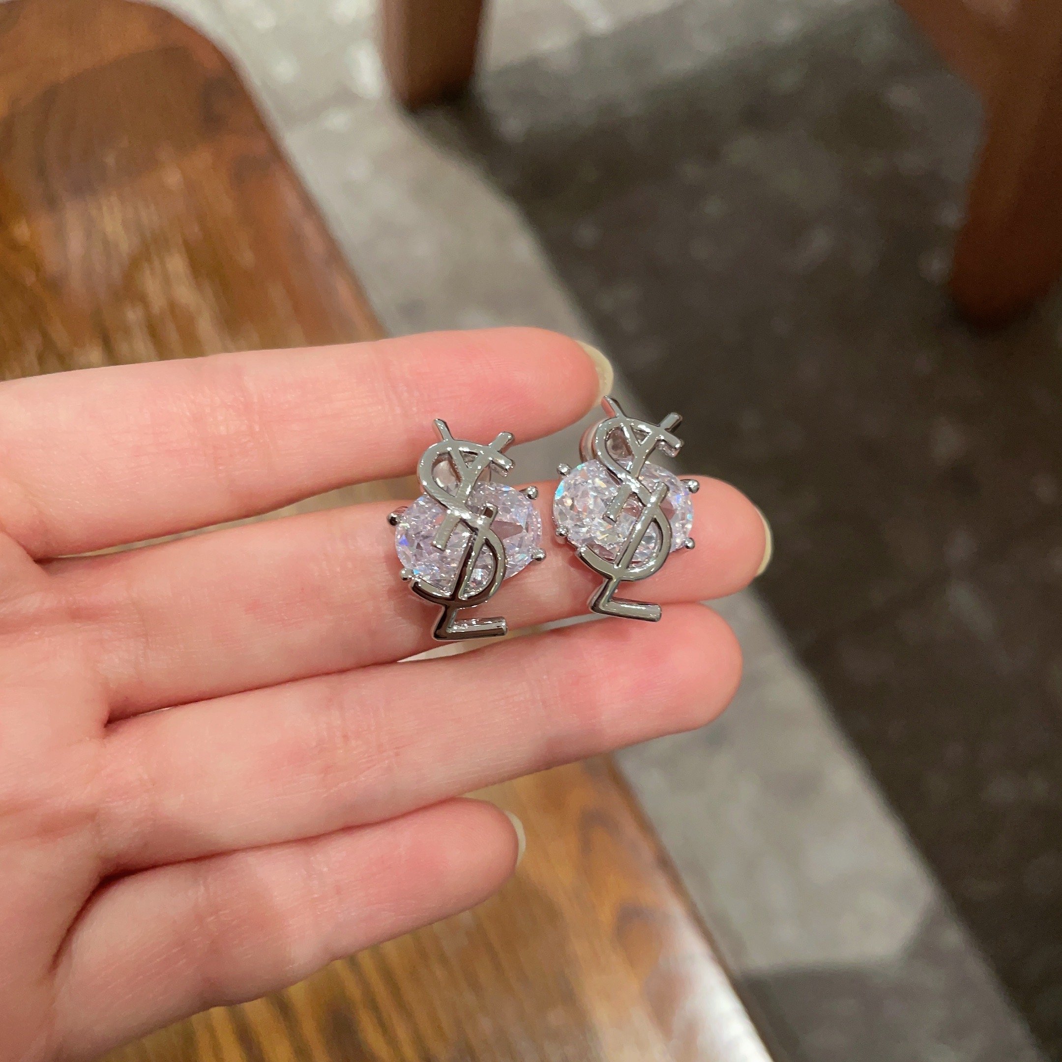  新款 ysl圣罗兰耳钉 美丽永远敌不过经典 黄金时期的香奈就是最经典．也是最有味道的 女人独立优雅魅力