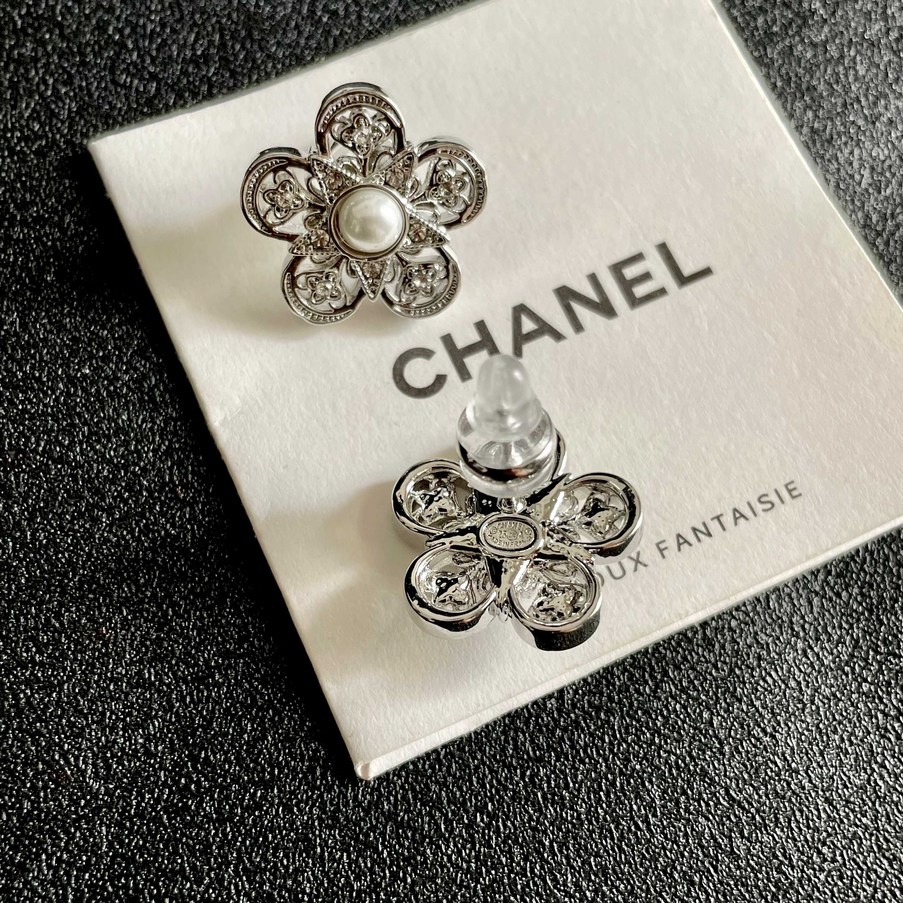  Chanel香奈儿 中古 耳钉👀小香家的款式真心无需多介绍😘🎶每一款都超好看，精致大方，非常显气质.
