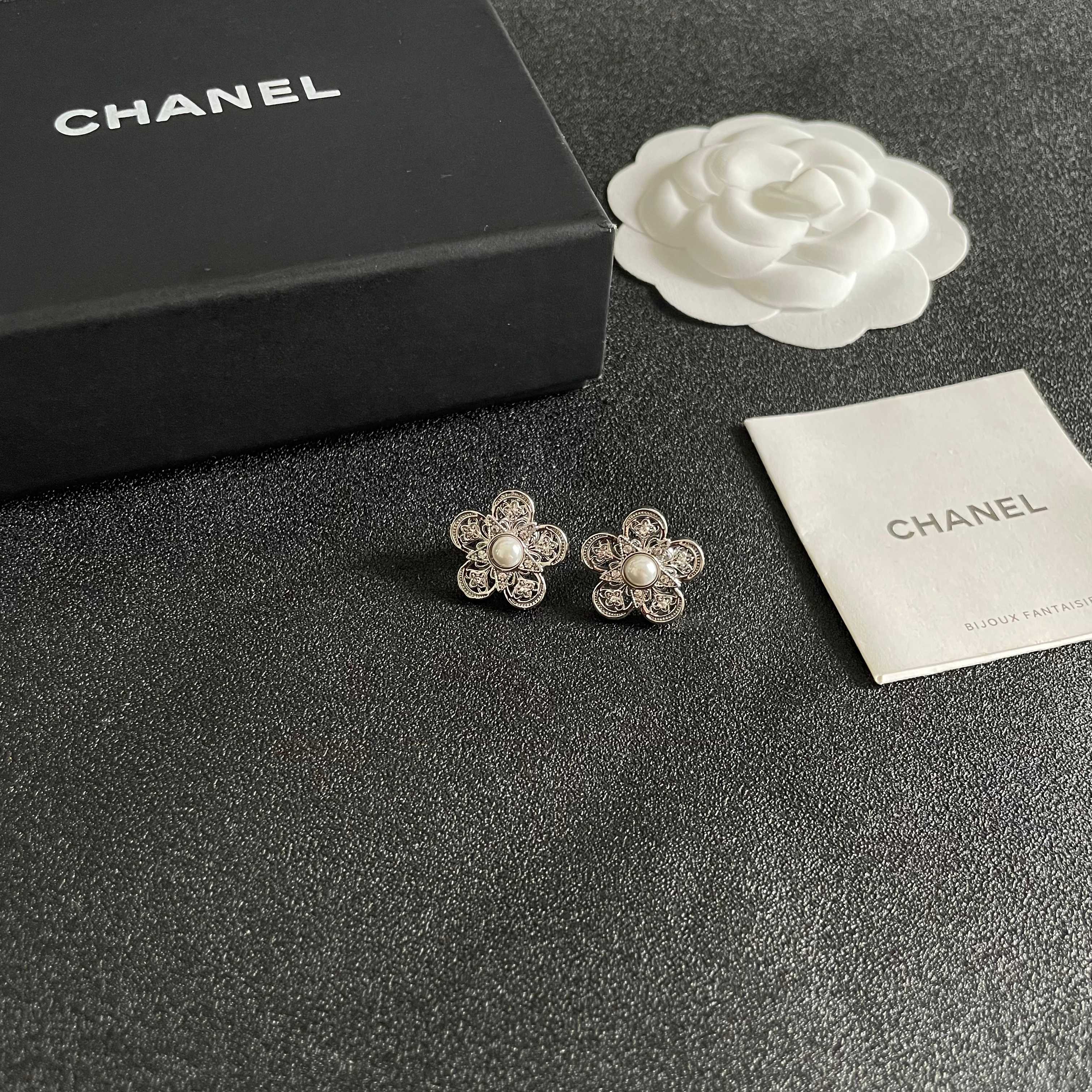  Chanel香奈儿 中古 耳钉👀小香家的款式真心无需多介绍😘🎶每一款都超好看，精致大方，非常显气质.