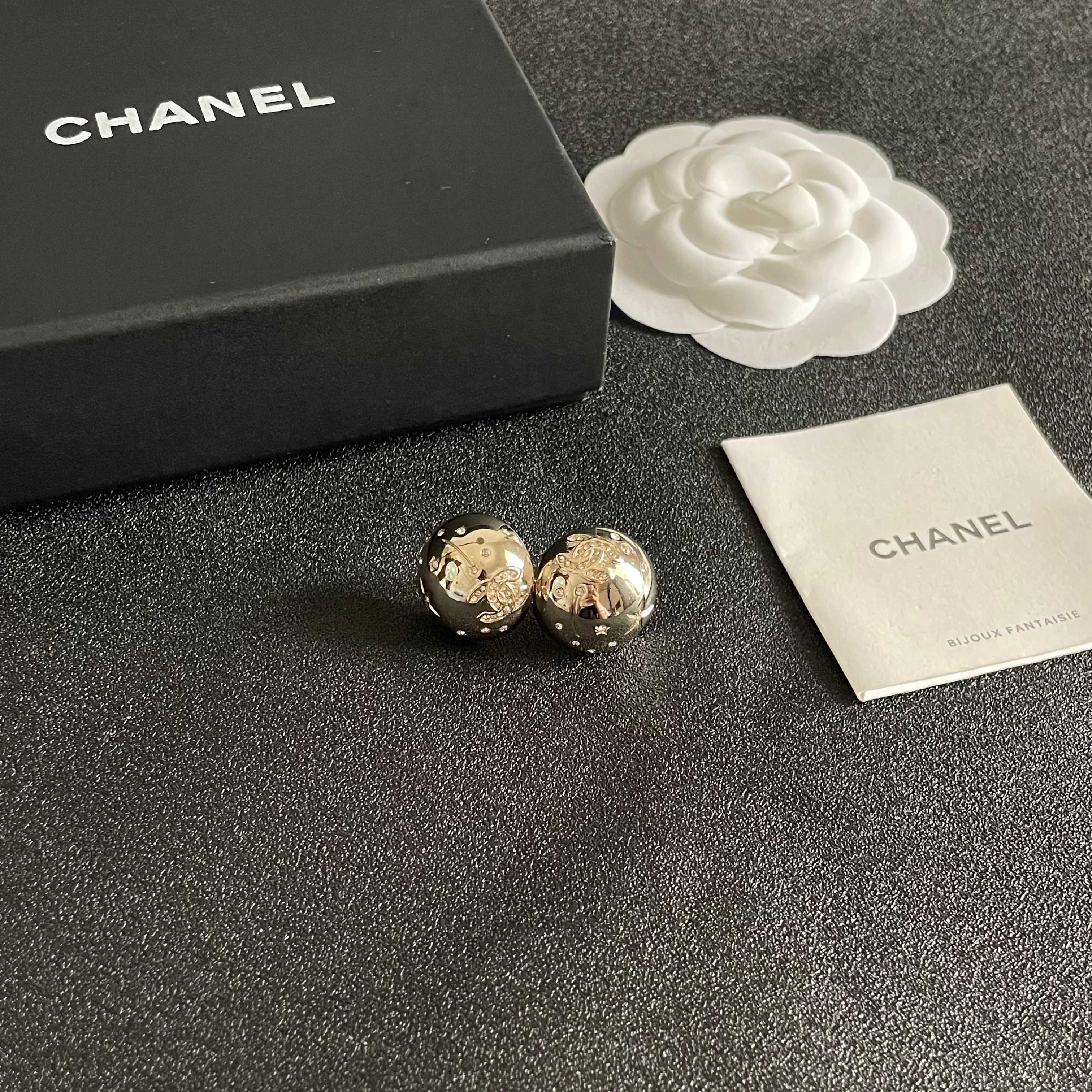  Chanel香奈儿 中古 耳钉👀小香家的款式真心无需多介绍😘🎶每一款都超好看，精致大方，非常显气质.