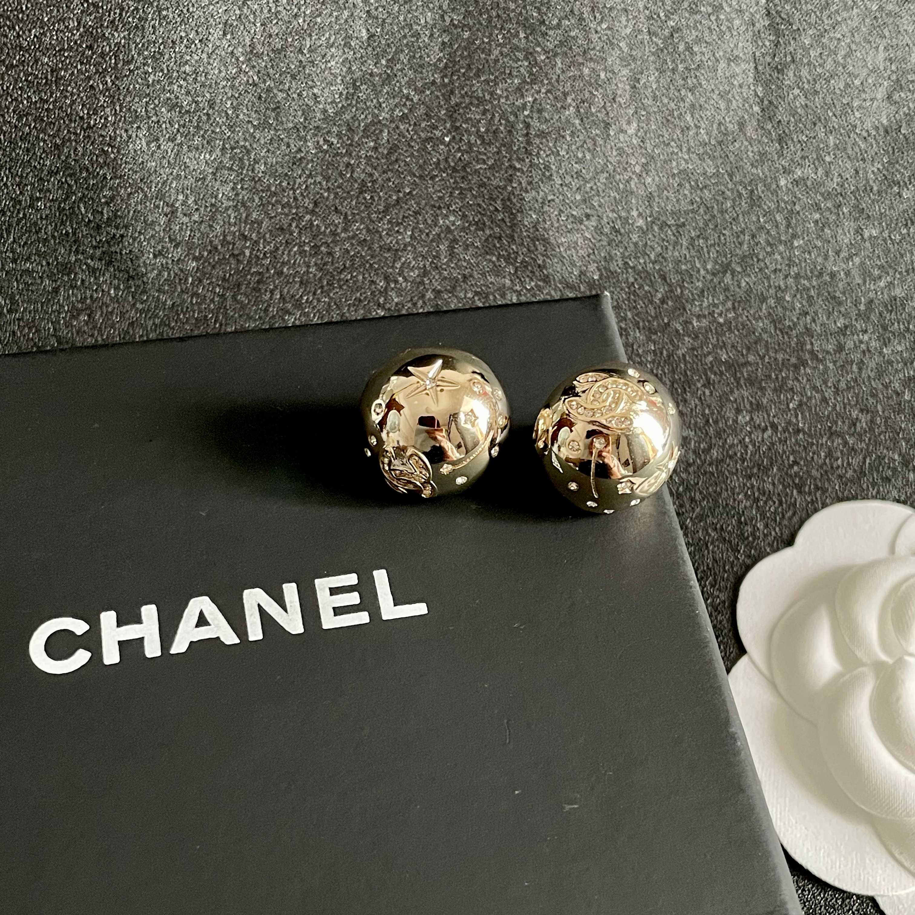  Chanel香奈儿 中古 耳钉👀小香家的款式真心无需多介绍😘🎶每一款都超好看，精致大方，非常显气质.