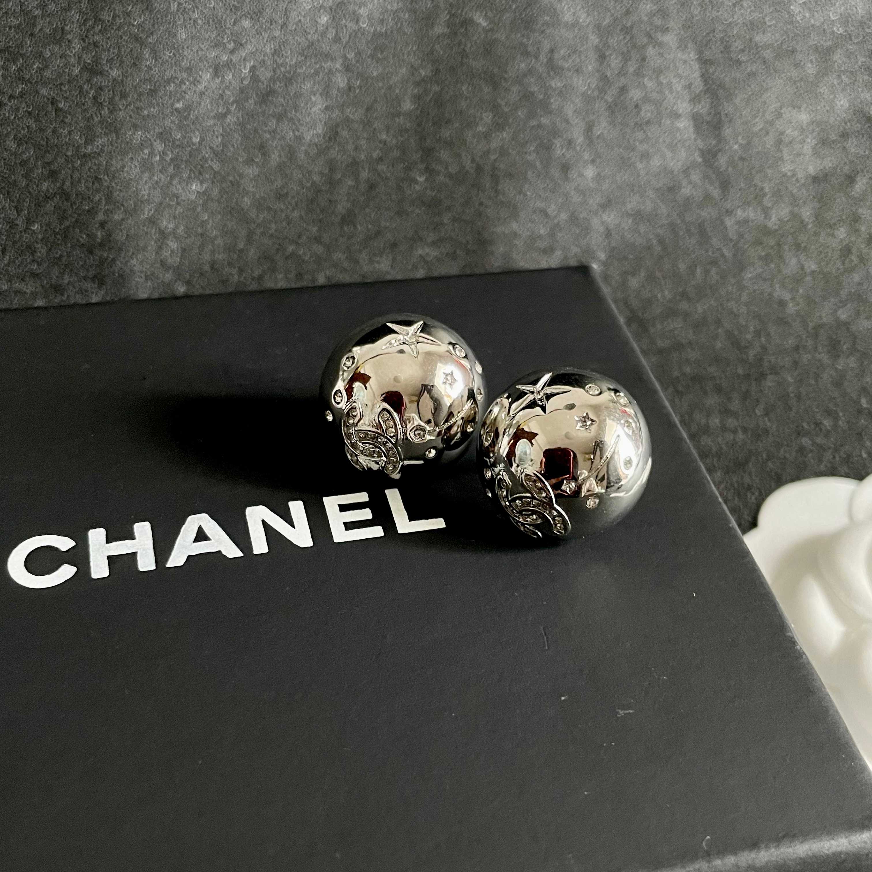  Chanel香奈儿 中古 耳钉👀小香家的款式真心无需多介绍😘🎶每一款都超好看，精致大方，非常显气质.