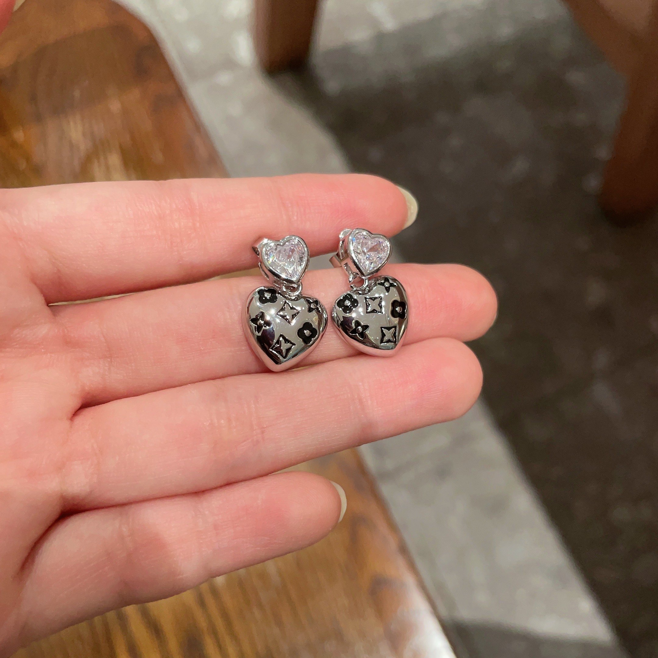 👑Lv 路易威登 2025年早春新品耳钉 经典老花耳环 超精工cnc工艺技术 上身美美哒 特别适合夏日搭