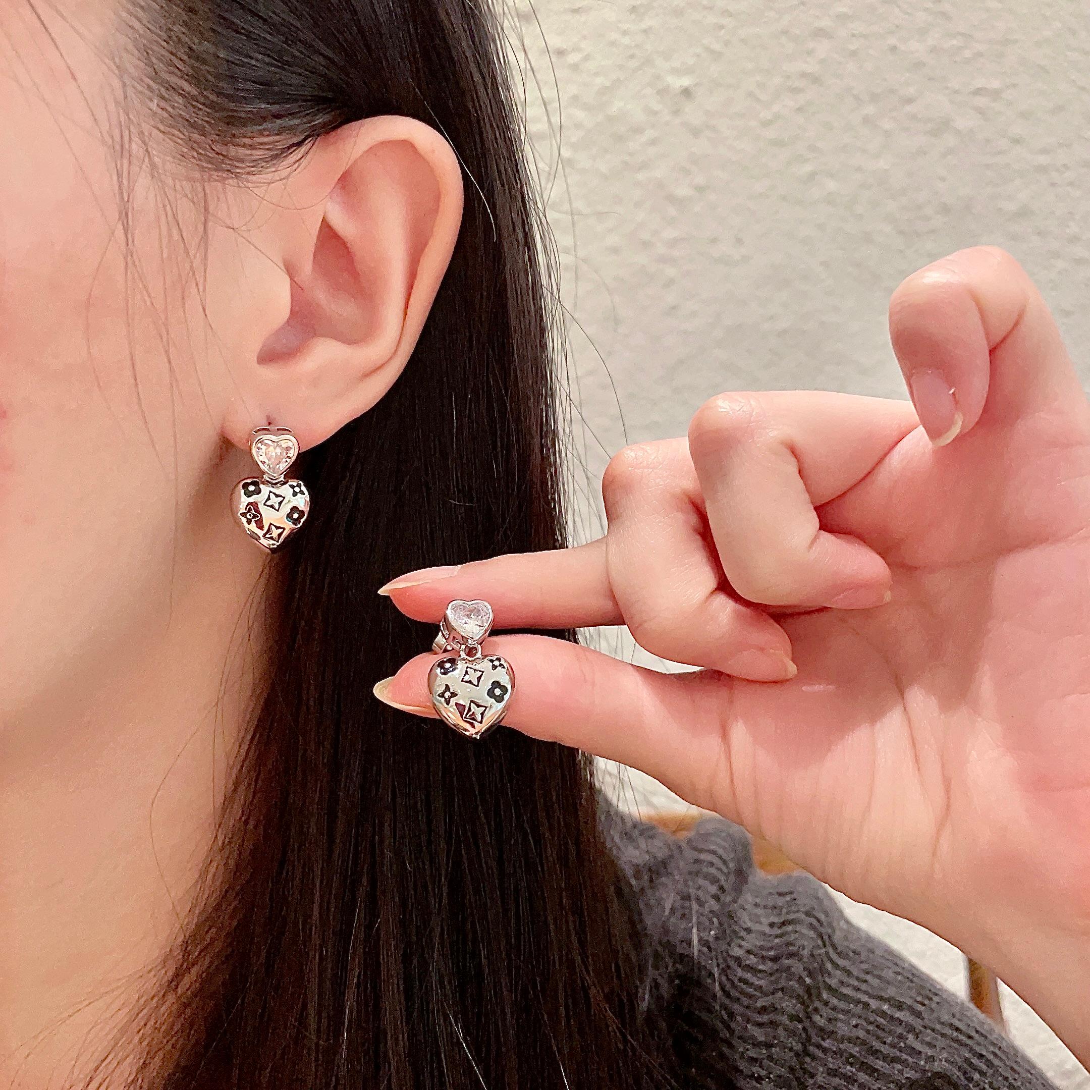 👑Lv 路易威登 2025年早春新品耳钉 经典老花耳环 超精工cnc工艺技术 上身美美哒 特别适合夏日搭