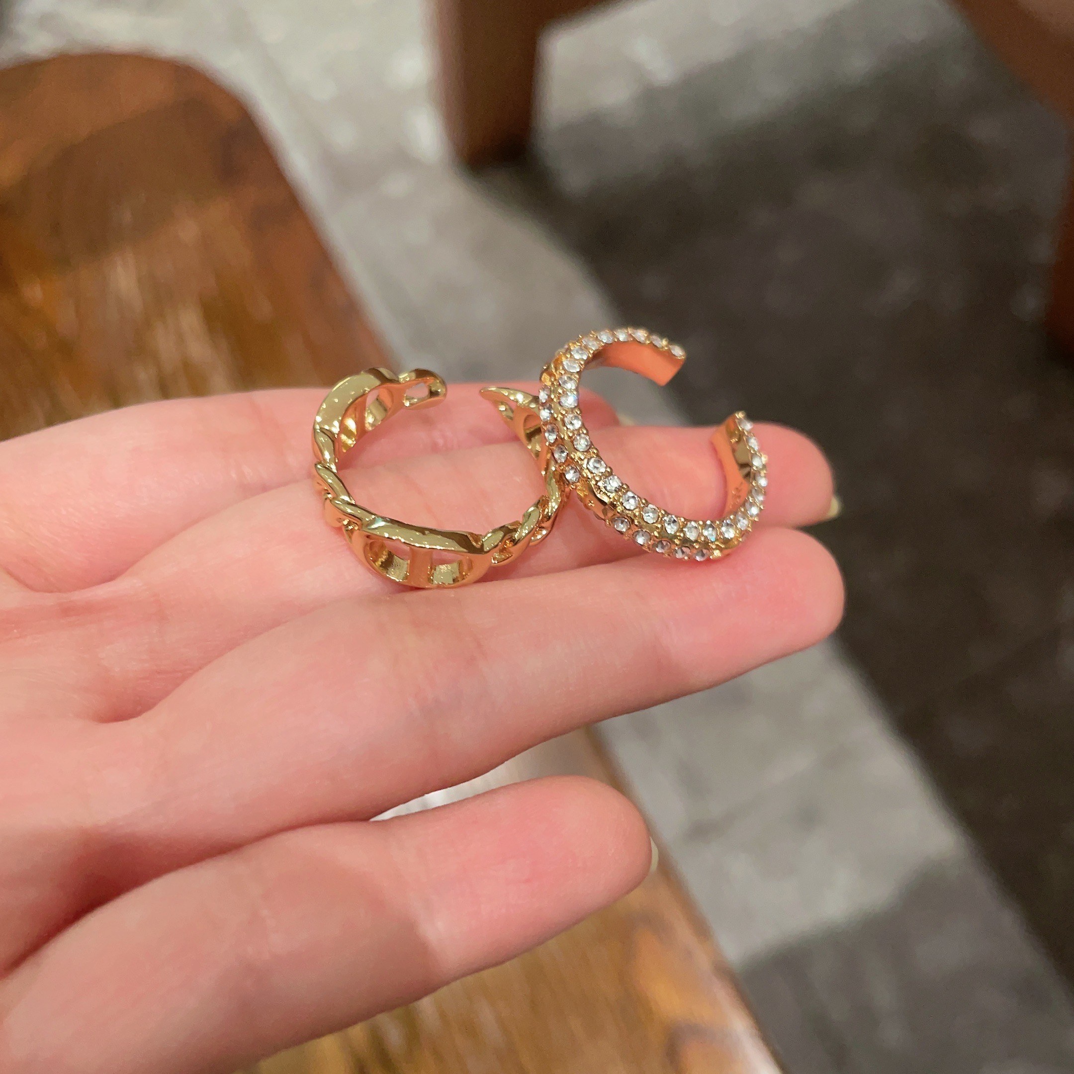 Stylish P240 Diau CD Letter Ring Fashion Suit: Superb Summer Set. - 图片 3