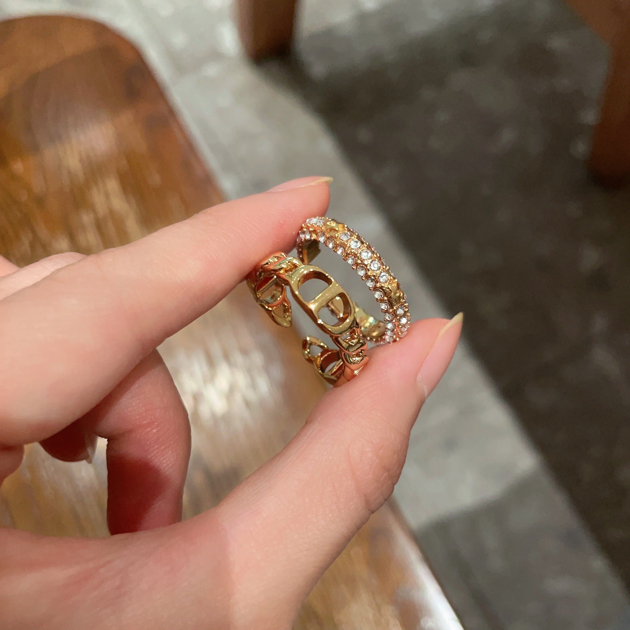 Stylish P240 Diau CD Letter Ring Fashion Suit: Superb Summer Set. - 图片 4