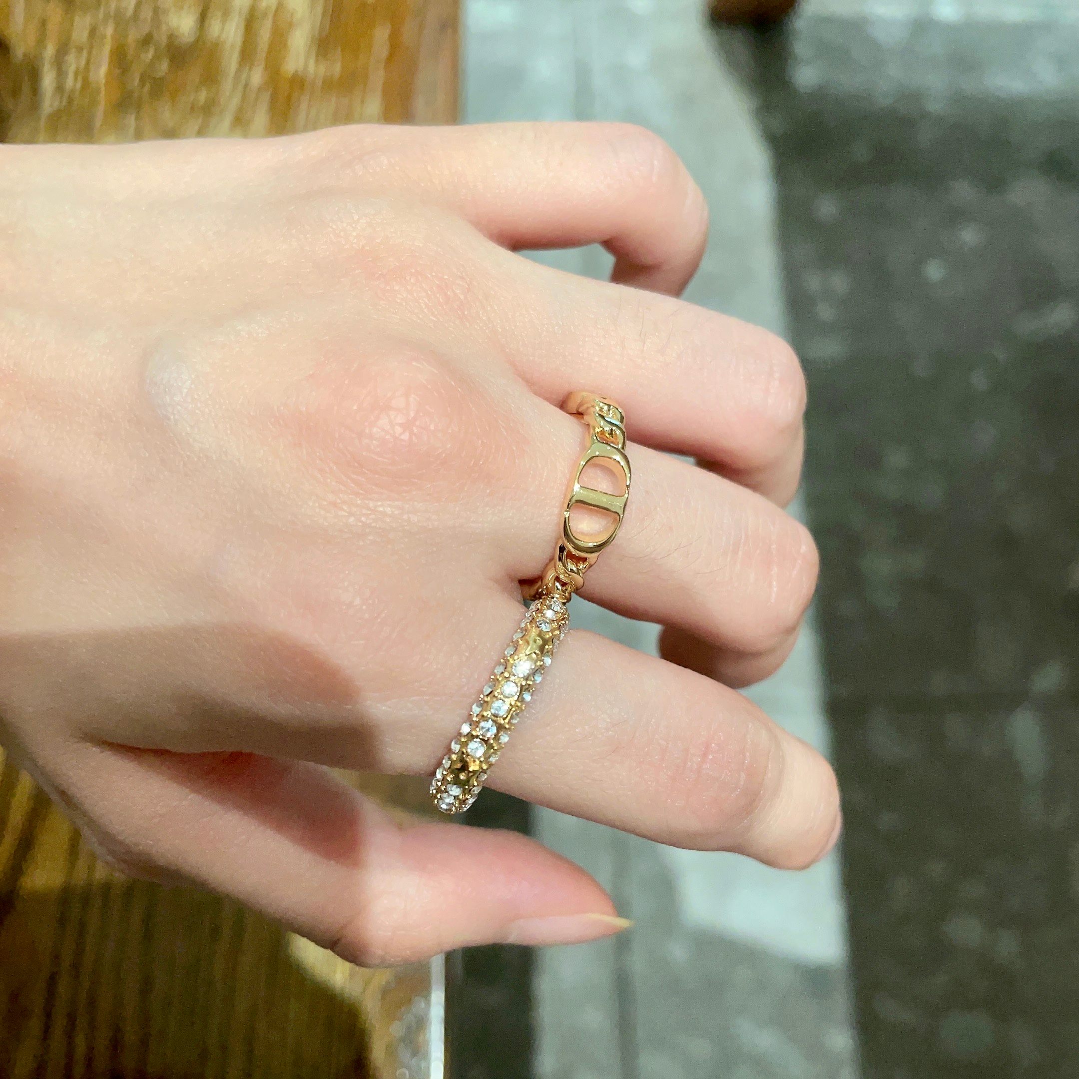 Stylish P240 Diau CD Letter Ring Fashion Suit: Superb Summer Set. - 图片 1