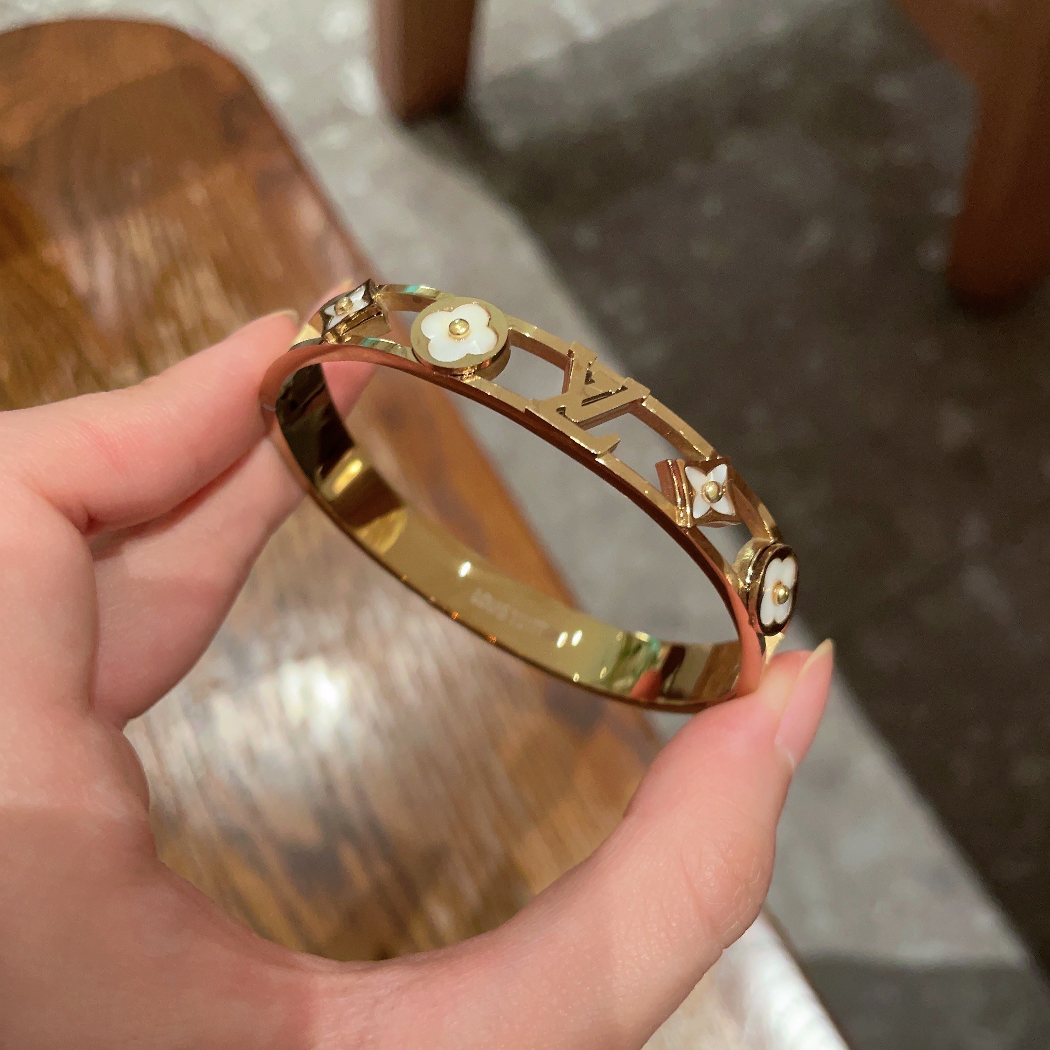 💥新品😍 原单货 LV字母镂空手镯🔹🔹Louis Vuitton 路易威登 🔹专柜一致材质 火爆款出货 