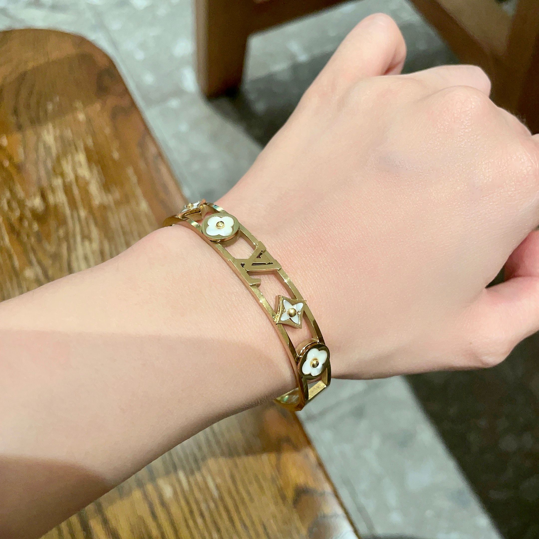💥新品😍 原单货 LV字母镂空手镯🔹🔹Louis Vuitton 路易威登 🔹专柜一致材质 火爆款出货 