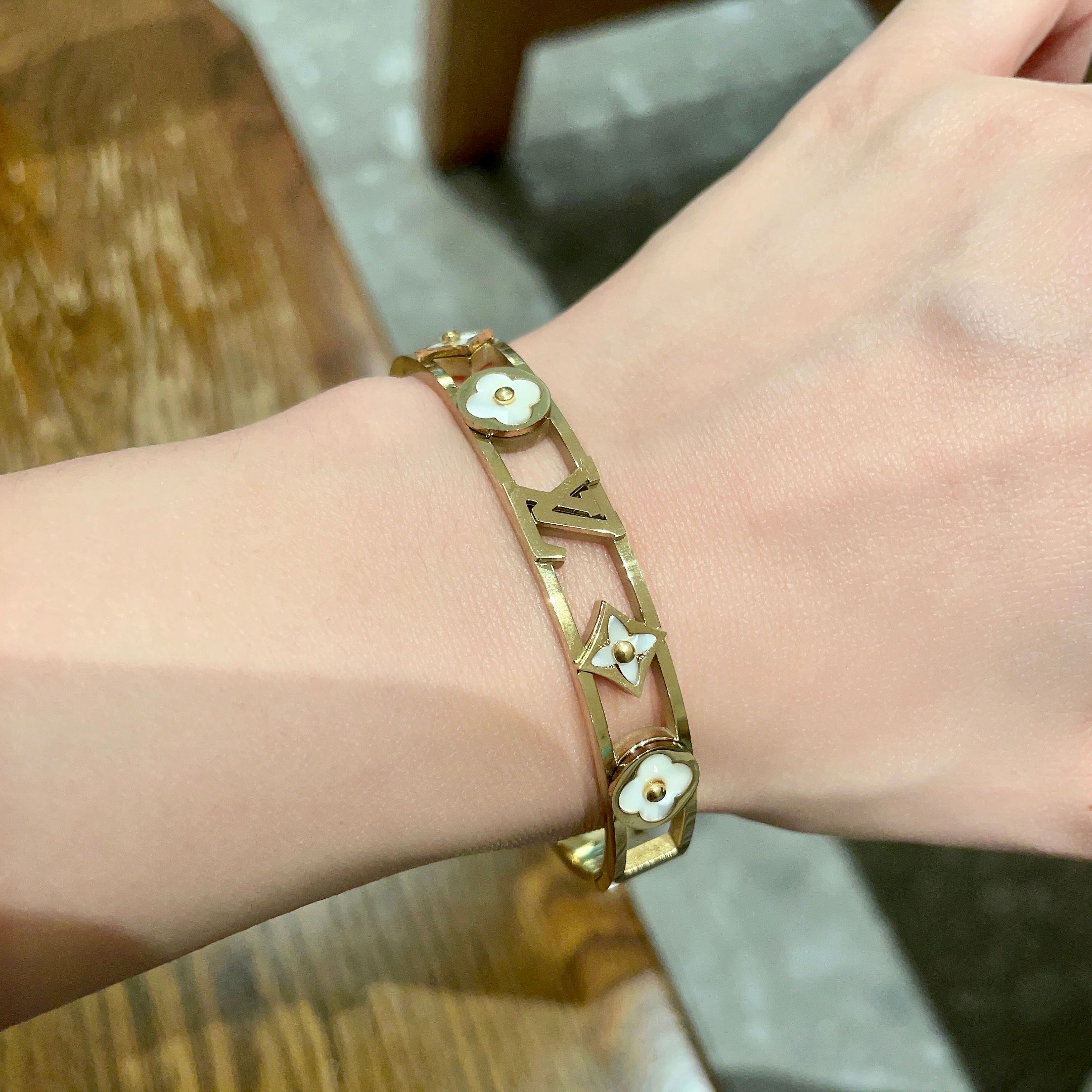 💥新品😍 原单货 LV字母镂空手镯🔹🔹Louis Vuitton 路易威登 🔹专柜一致材质 火爆款出货 